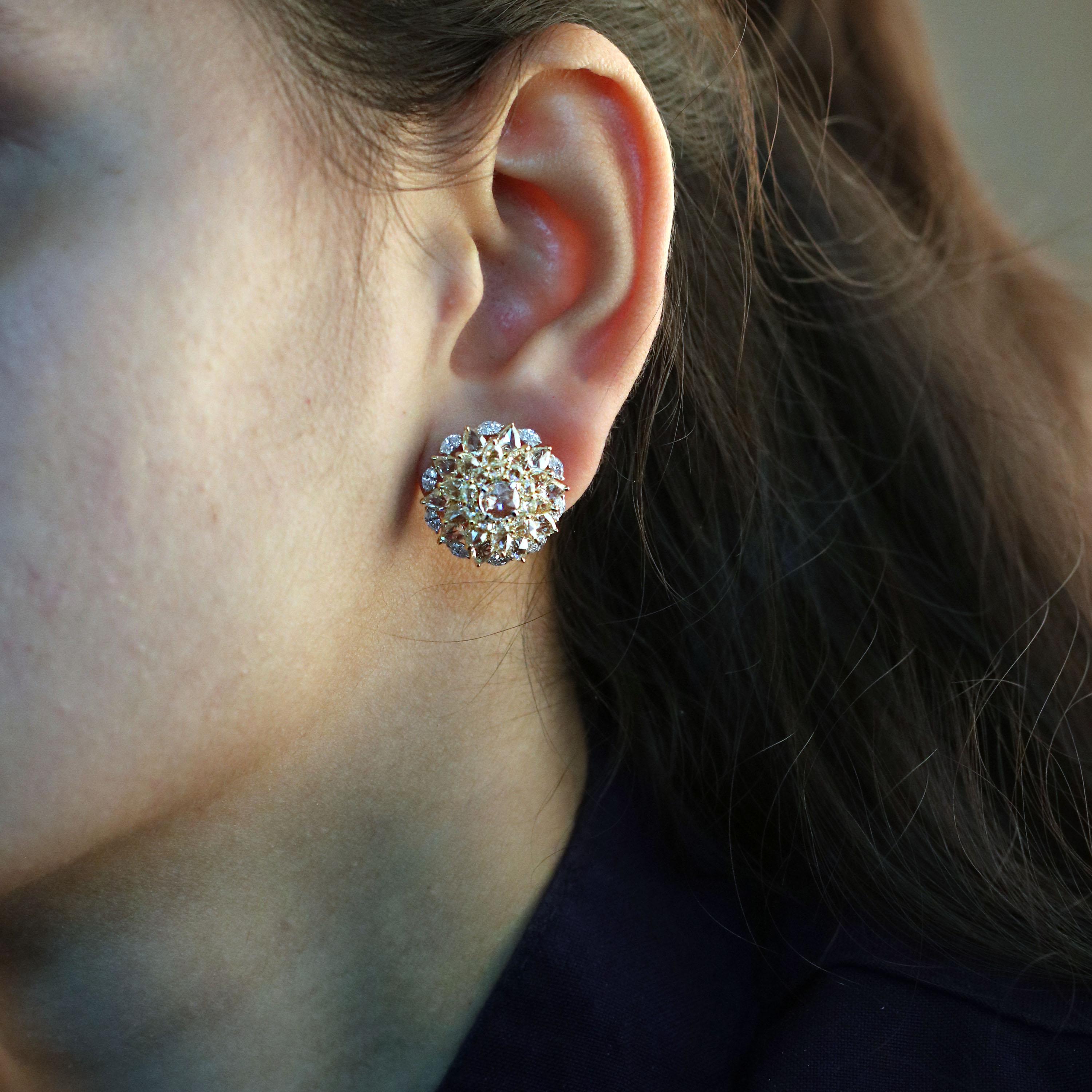 Modern Studio Rêves Floret Diamond Stud Earrings in 18 Karat Gold For Sale