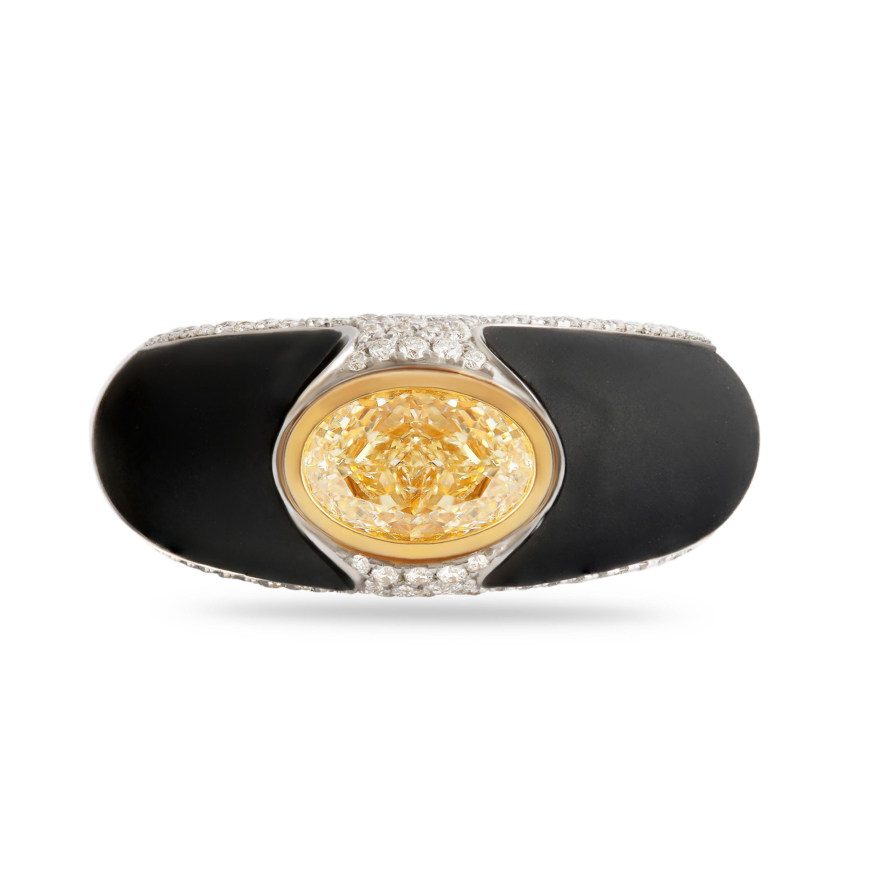 Accendendo l'essenza della luce e dell'ombra, l'anello Golden Flame di Studio Rêves emana una rara brillantezza. Il cuore brucia un diamante giallo ovale da 1,20 carati, illuminato da 0,21 carati di diamanti bianchi rotondi che brillano come