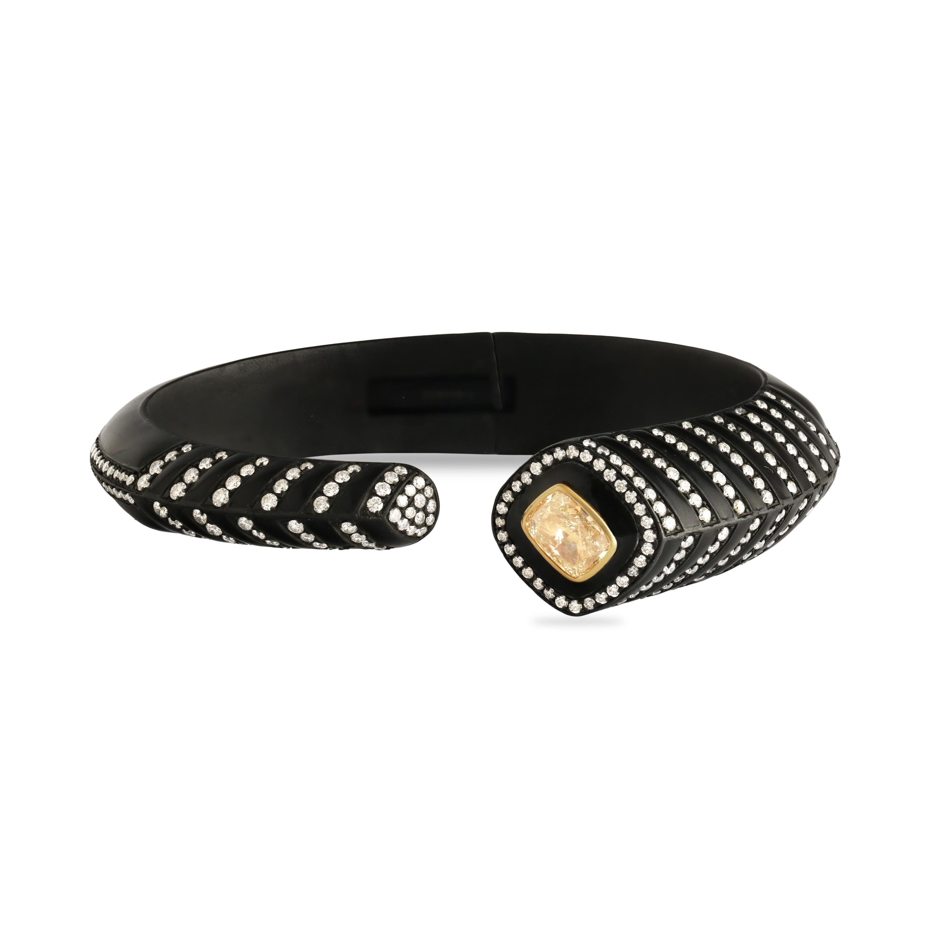 “Golden Radiance” is a bold high-jewellery cuff bracelet by Studio Rêves, where contemporary design meets timeless artistry. Crafted in titanium and 18k yellow gold, the bracelet is further enhanced with exquisite enamel work, adding depth and