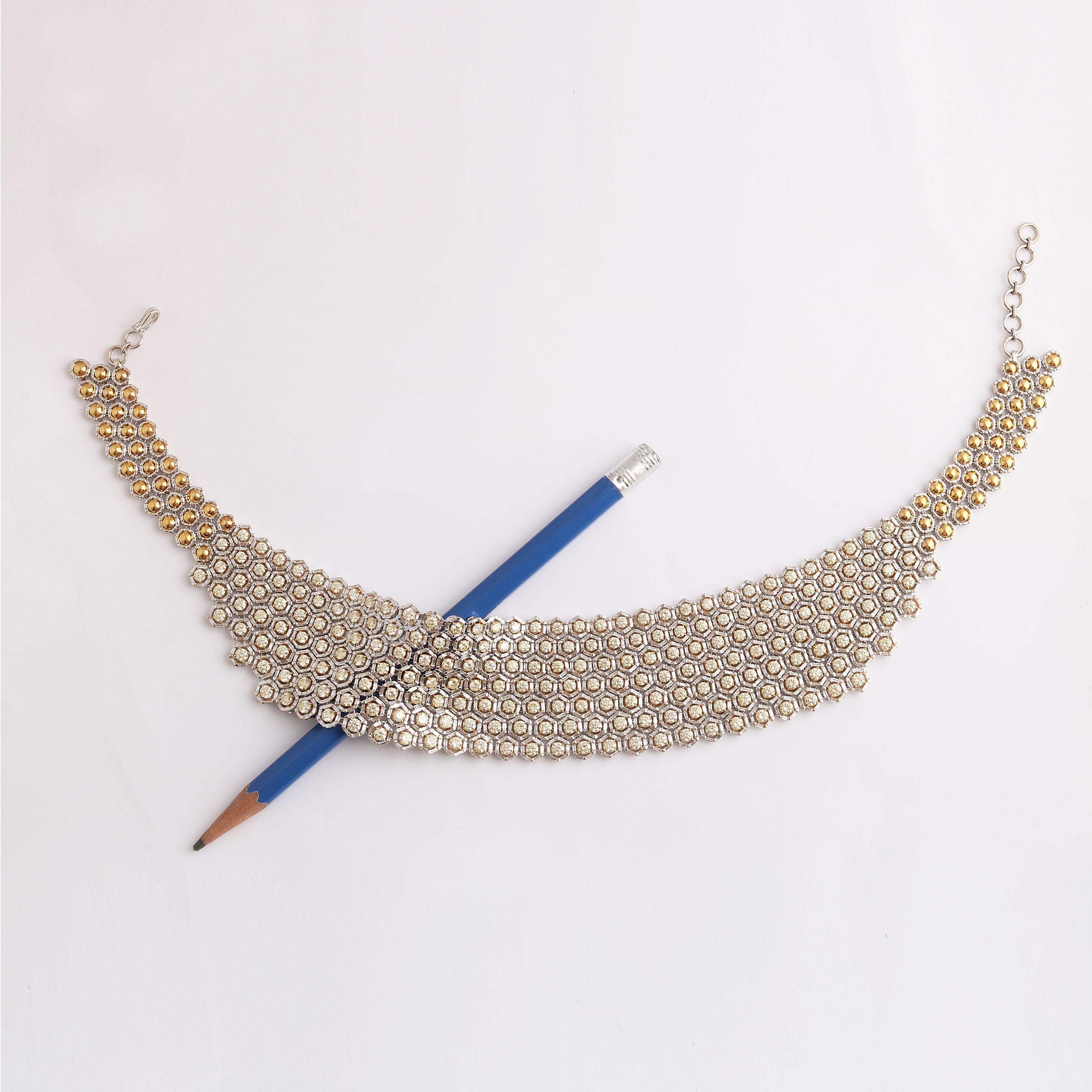 Taille baguette Studio Rêves Collier ras du cou en or 18 carats, inspiré du peigne à miel et orné de diamants en vente