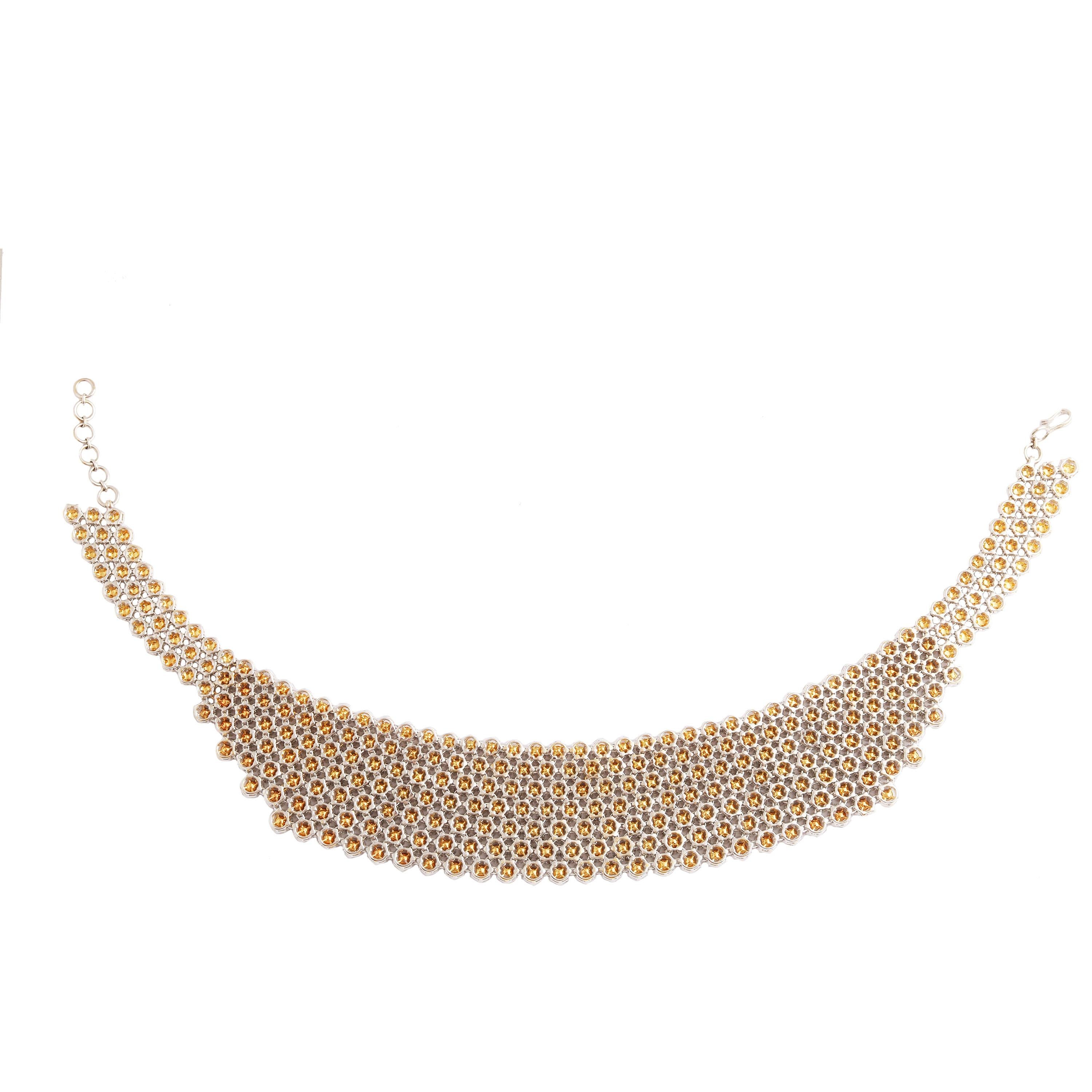 Studio Rêves Collier ras du cou en or 18 carats, inspiré du peigne à miel et orné de diamants Neuf - En vente à Mumbai, Maharashtra