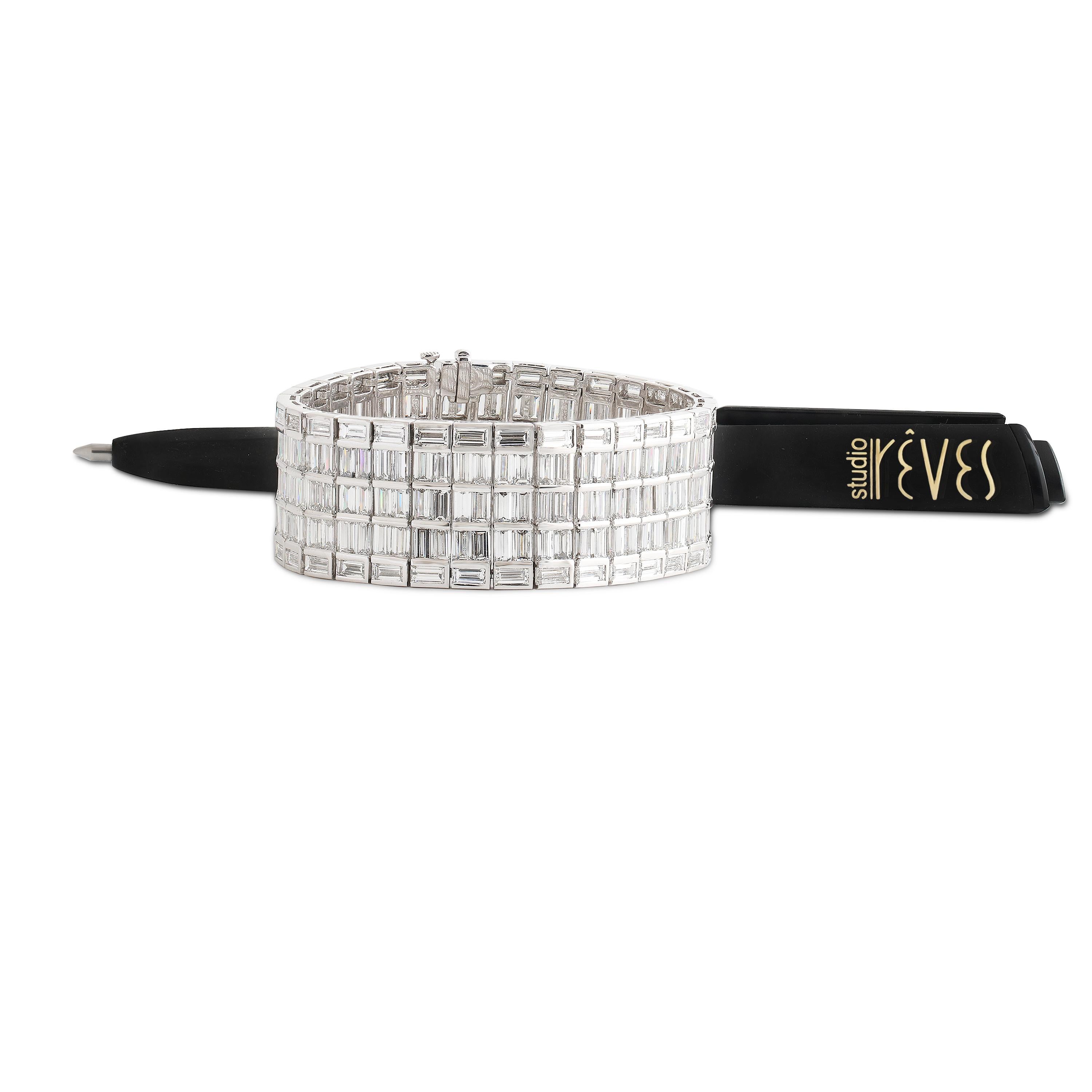 Taille baguette Studio Rêves Illumina Grand Baguette Diamond Bracelet in 18K White Gold en vente