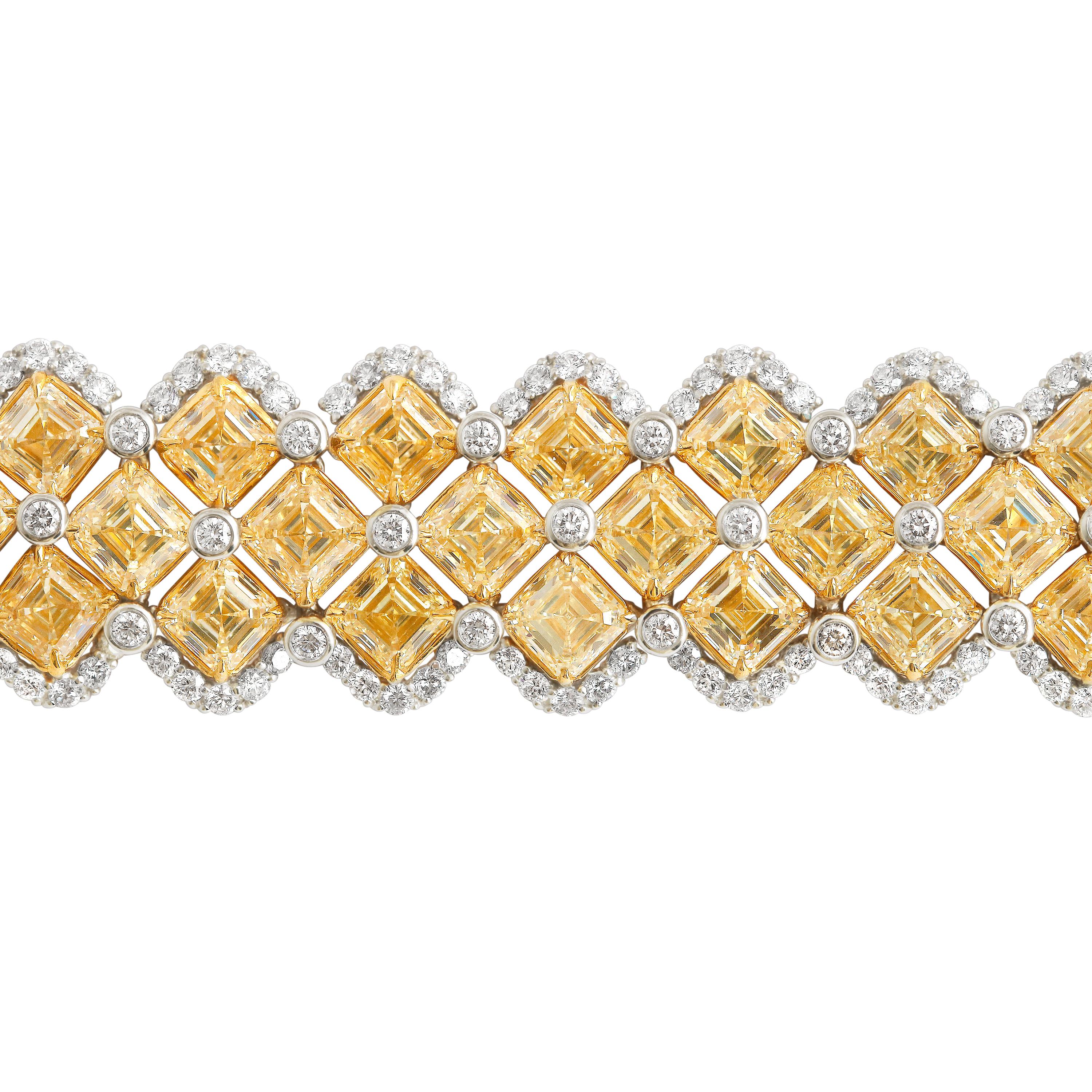 Obra maestra de resplandor y ritmo, esta pulsera Studio Rêves Entramado de Luz teje un tapiz dorado de diamantes amarillos talla Asscher (34,70 cts), cada uno de los cuales brilla como un rayo de sol capturado. Enmarcado por el gélido fuego de los