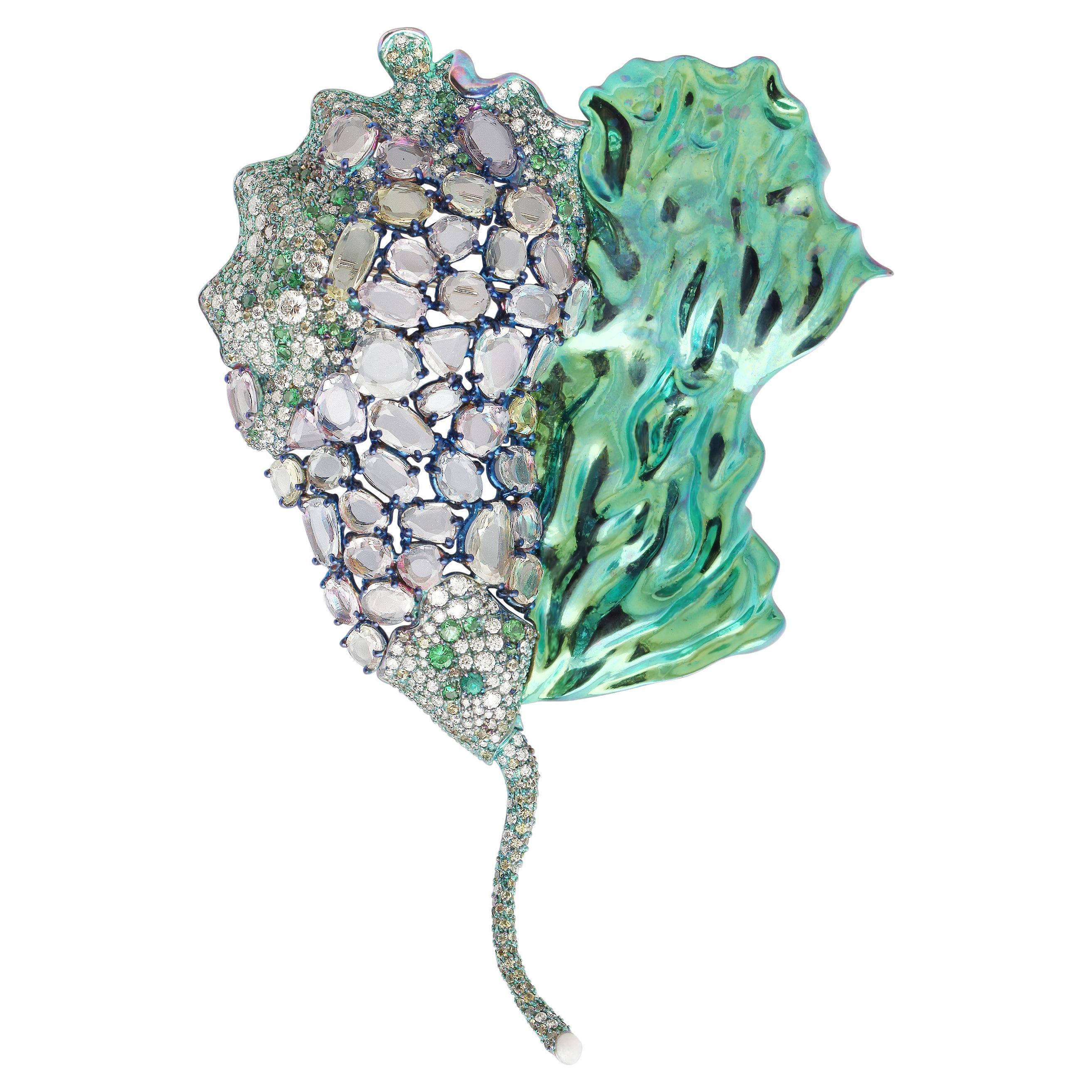 Studio Rêves Spilla Foglia di eterna saggezza con zaffiri in titanio e oro