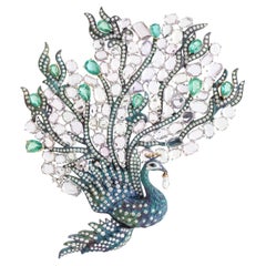 Studio Rêves "Majestic Plumage" La spilla del pavone in titanio e oro 18 carati