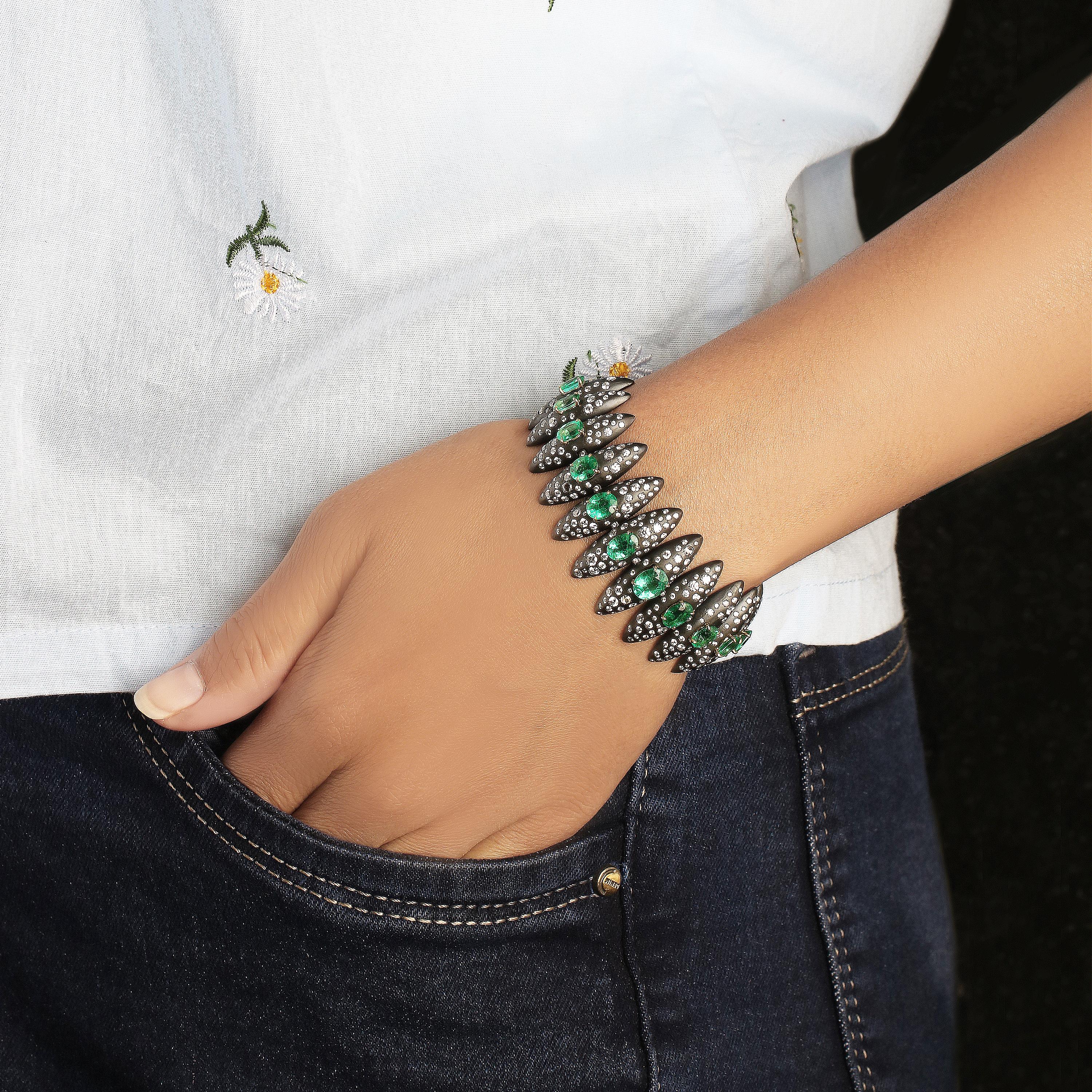 Studio Rêves Pulsera Esmeralda Constelación Medianoche de oro y titanio en Nuevo estado para la venta en Mumbai, Maharashtra