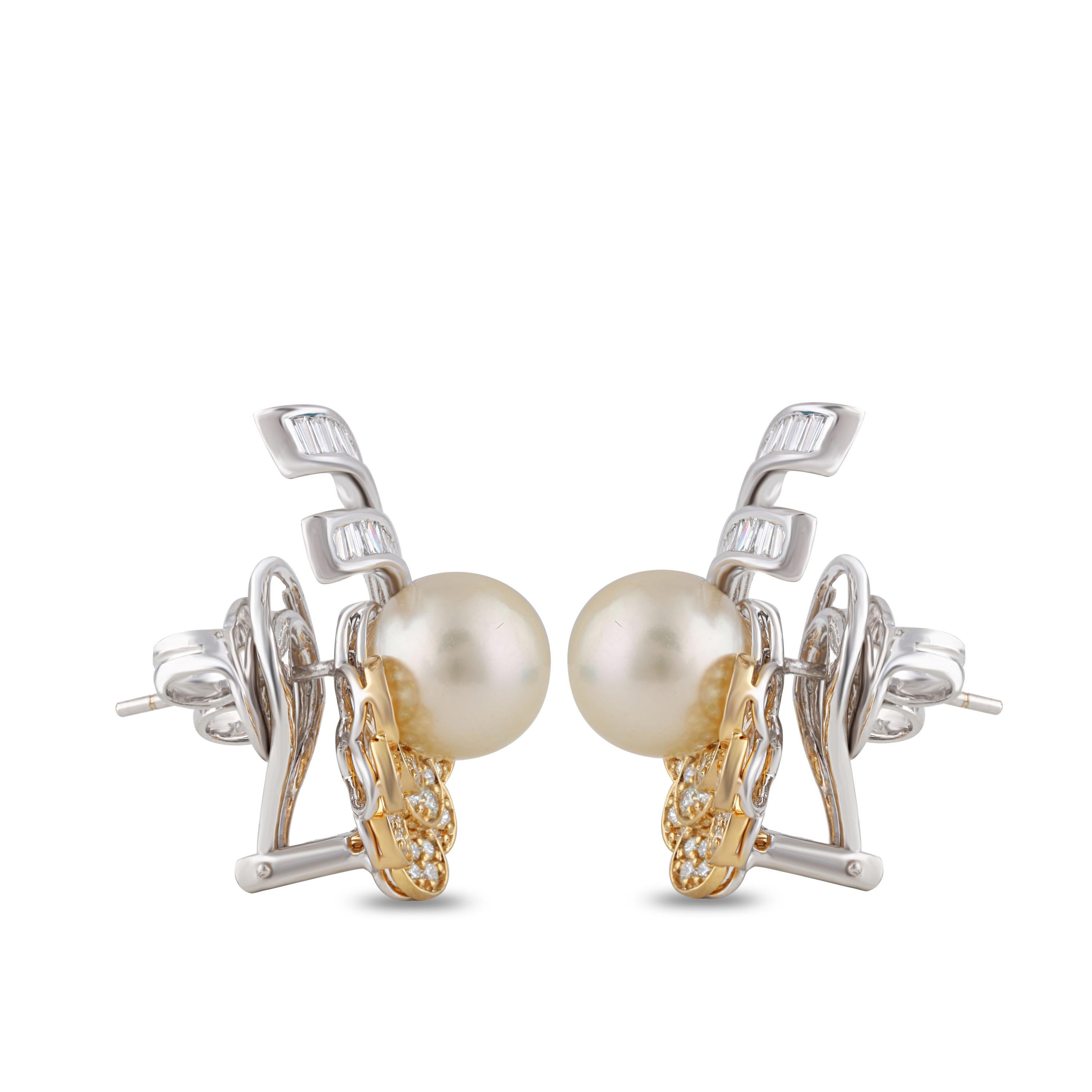 Studio Rêves Ocean Inspired Diamond and Pearl Stud Earrings in 18 Karat Gold In New Condition For Sale In Mumbai, Maharashtra