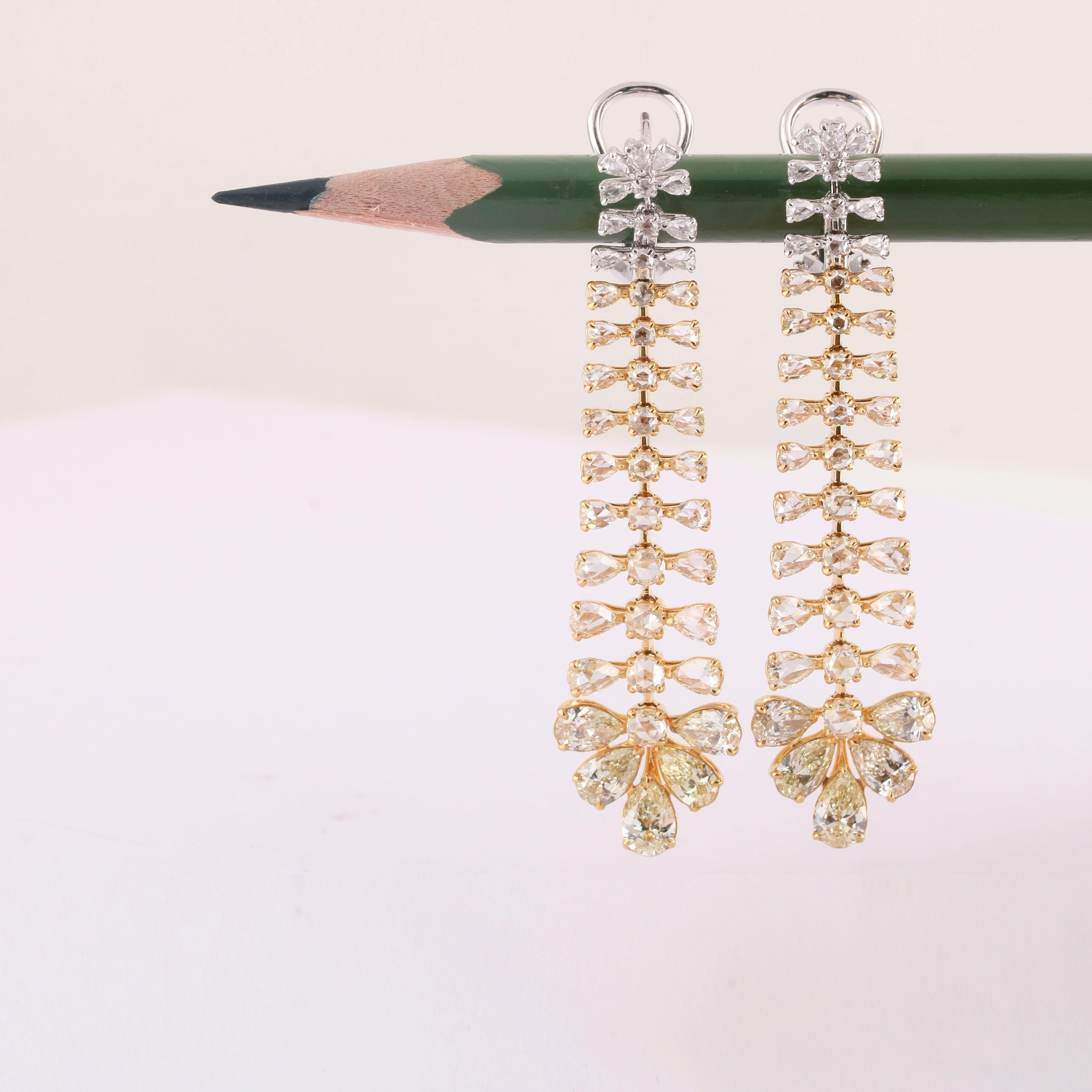 Studio Rêves Pear Diamond Dangling Earrings in 18 Karat Gold In New Condition For Sale In Mumbai, Maharashtra