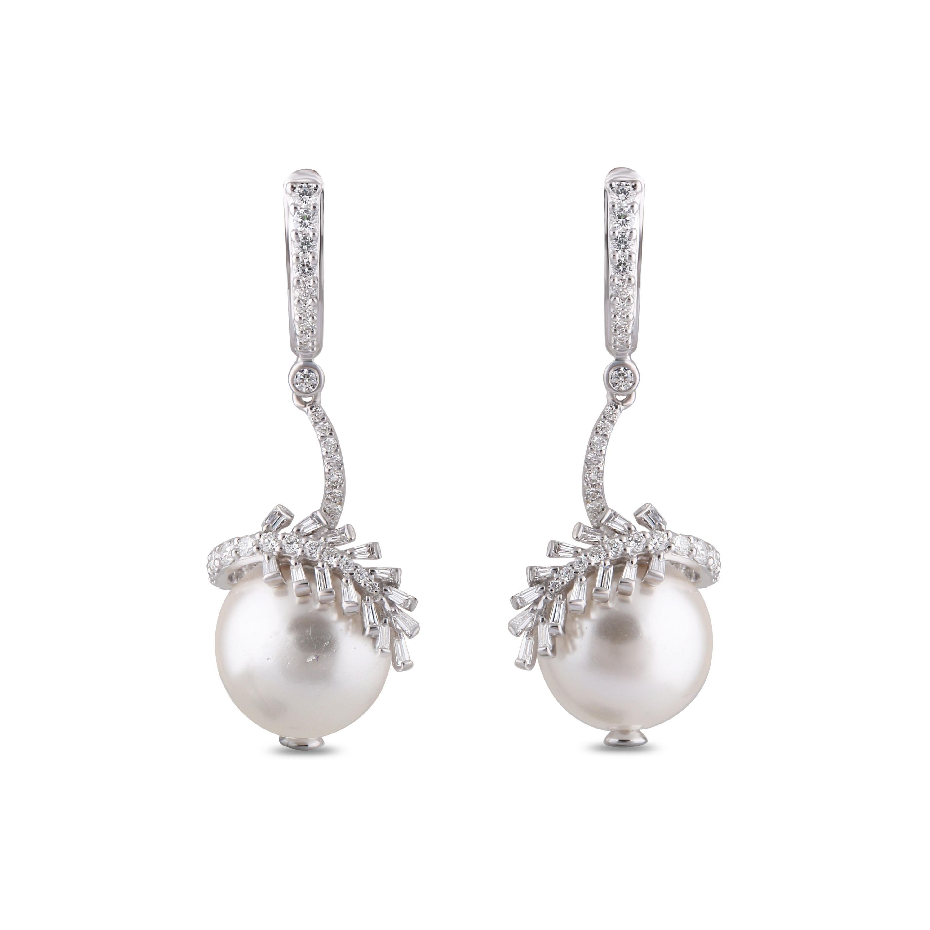 Contemporary Studio Rêves Pearl and Diamond Dangling Earrings in 18 Karat Gold For Sale