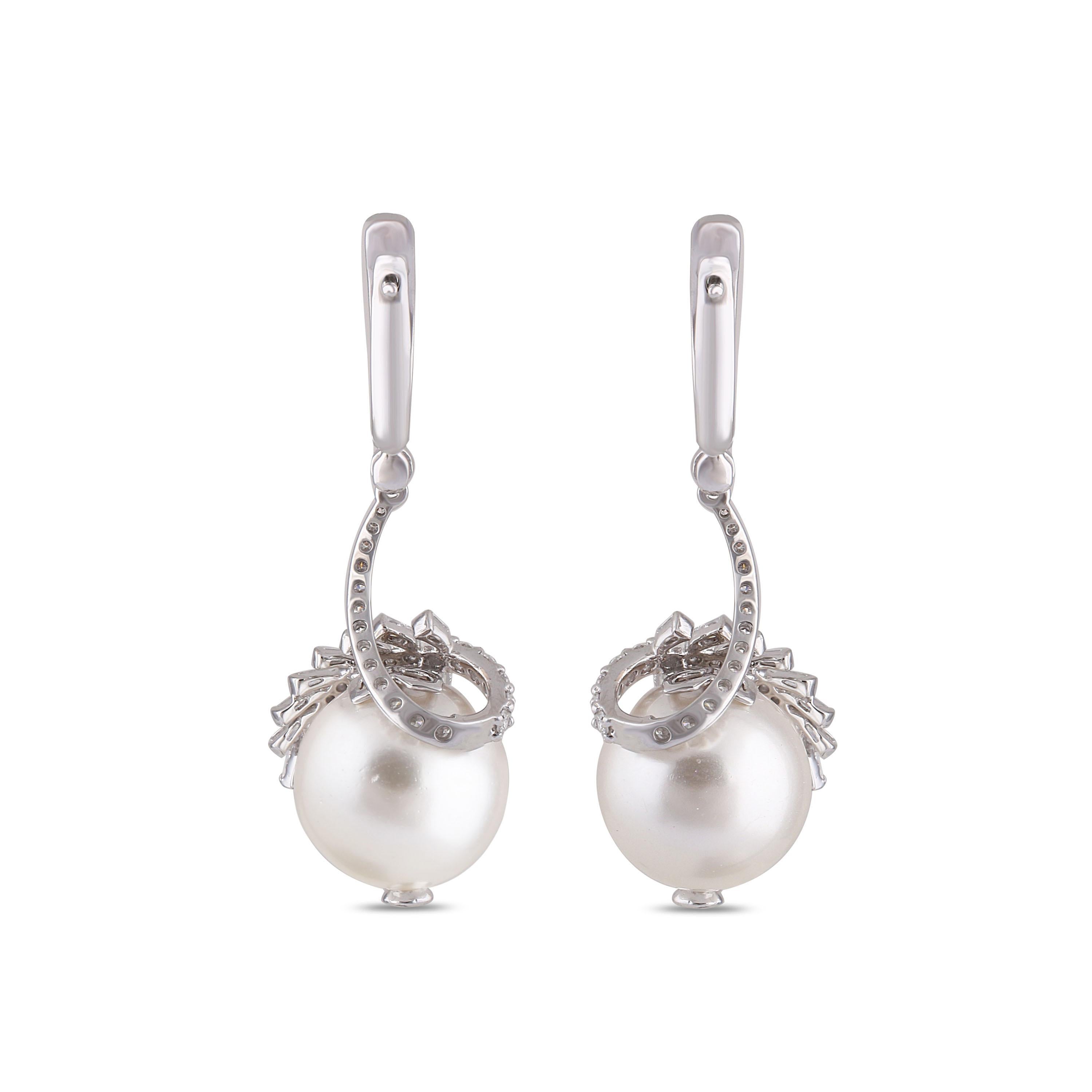 Studio Rêves Pearl and Diamond Dangling Earrings in 18 Karat Gold In New Condition For Sale In Mumbai, Maharashtra