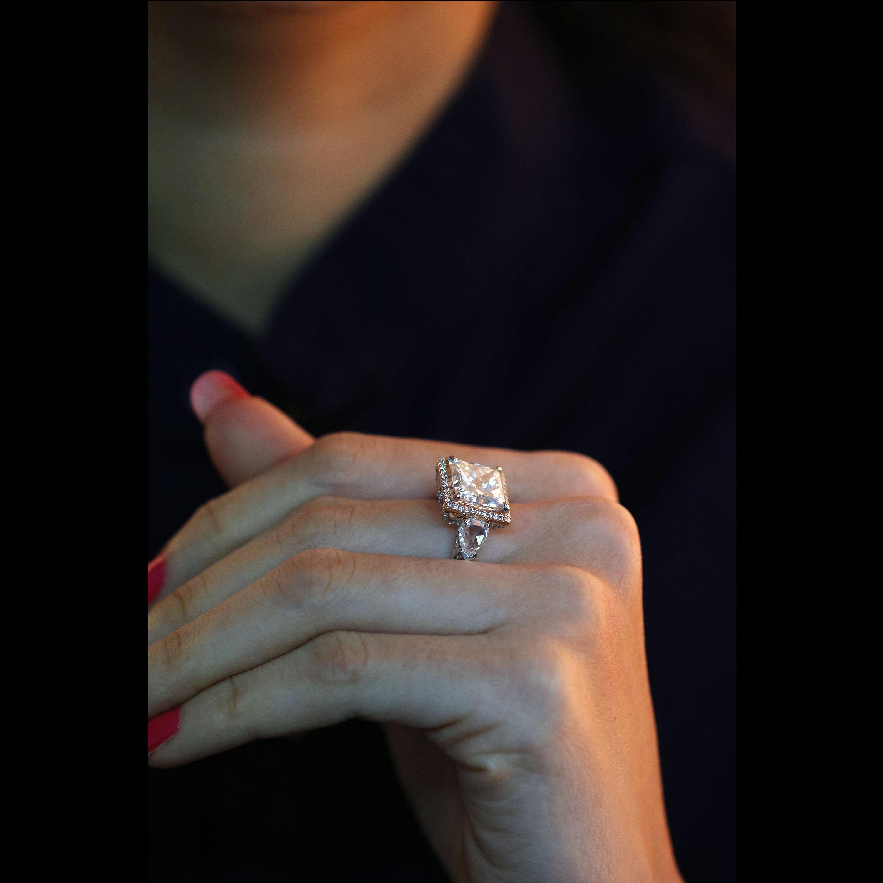 Contemporary Studio Rêves Princess Diamond Ring in 18 Karat Gold For Sale