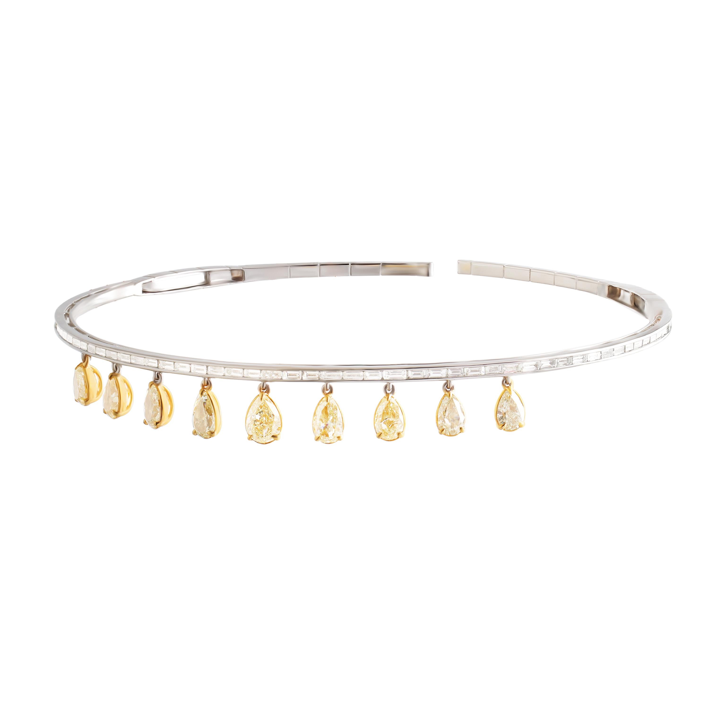 Studio Rêves Collar de gota de pera radiante con halo de diamantes baguette en oro de 18 quilates Moderno en venta