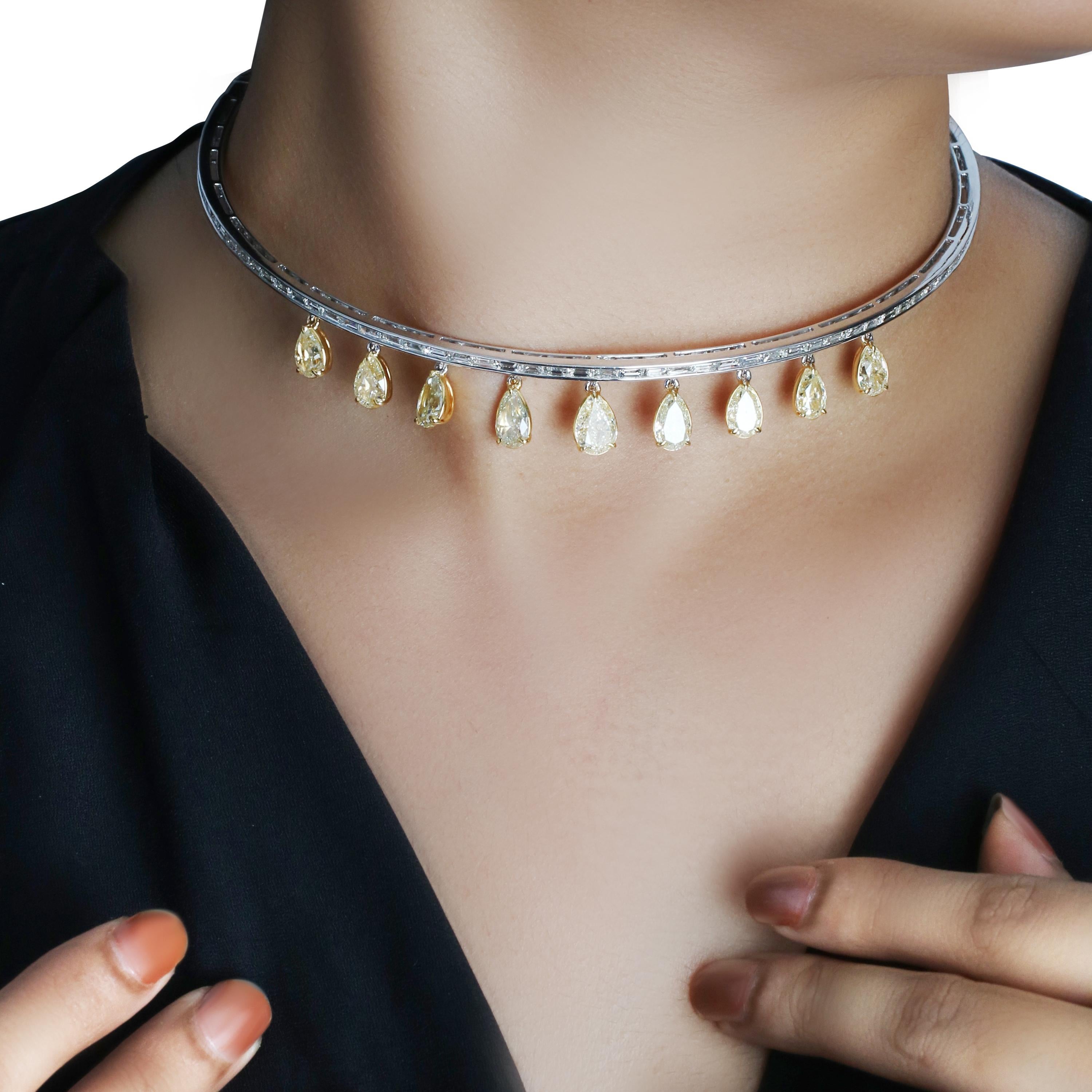 Studio Rêves Collar de gota de pera radiante con halo de diamantes baguette en oro de 18 quilates en Nuevo estado para la venta en Mumbai, Maharashtra