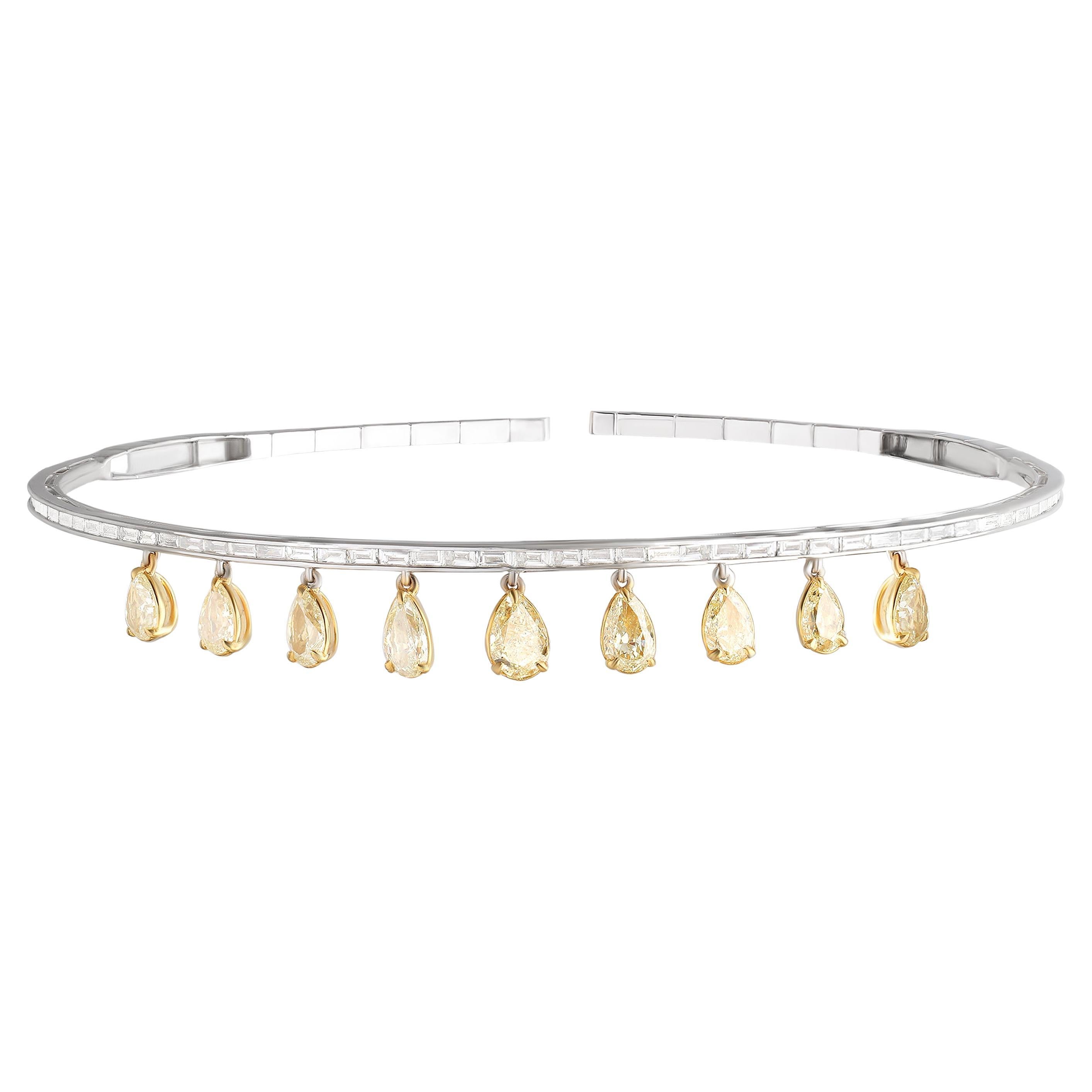 Studio Rêves Collar de gota de pera radiante con halo de diamantes baguette en oro de 18 quilates en venta