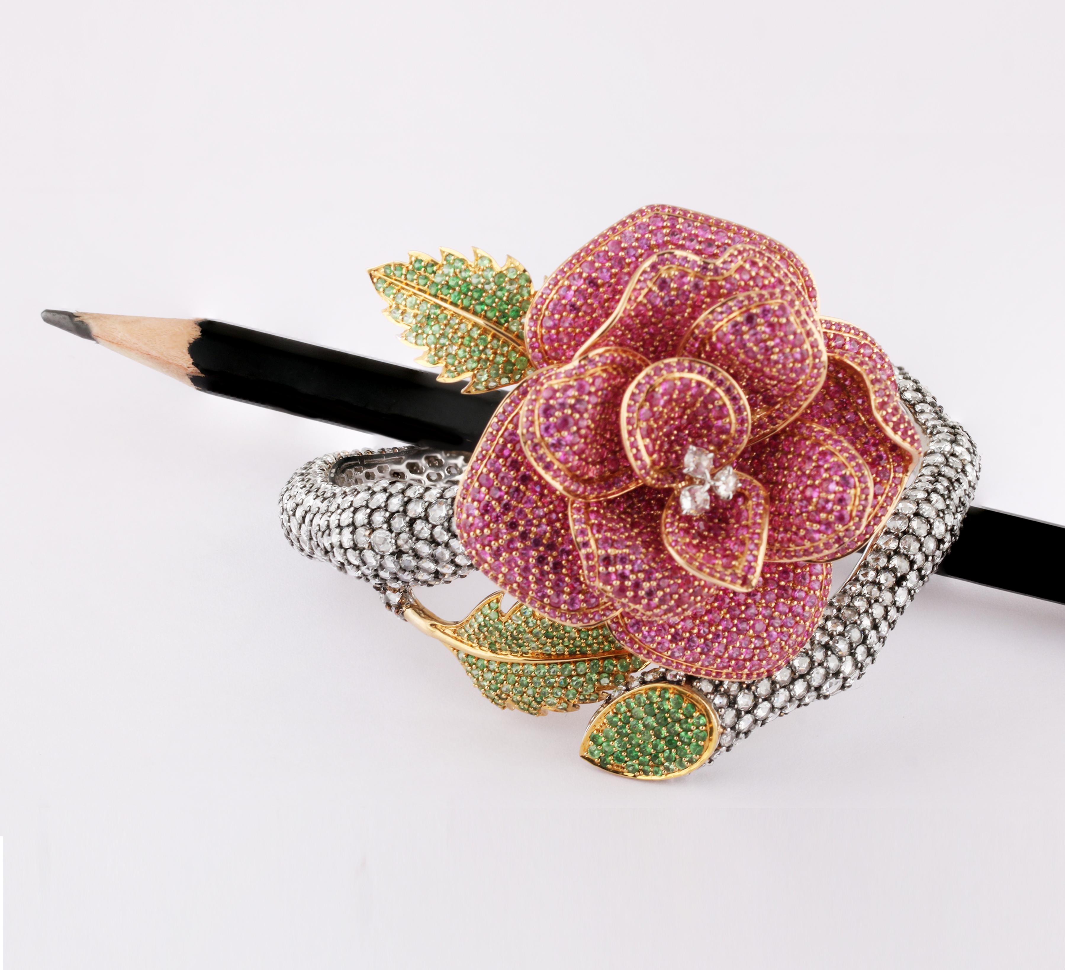 Bracciale Studio Rêves Rose con diamante e zaffiro rosa in oro 18 kt. In condizioni Nuovo in vendita a Mumbai, Maharashtra