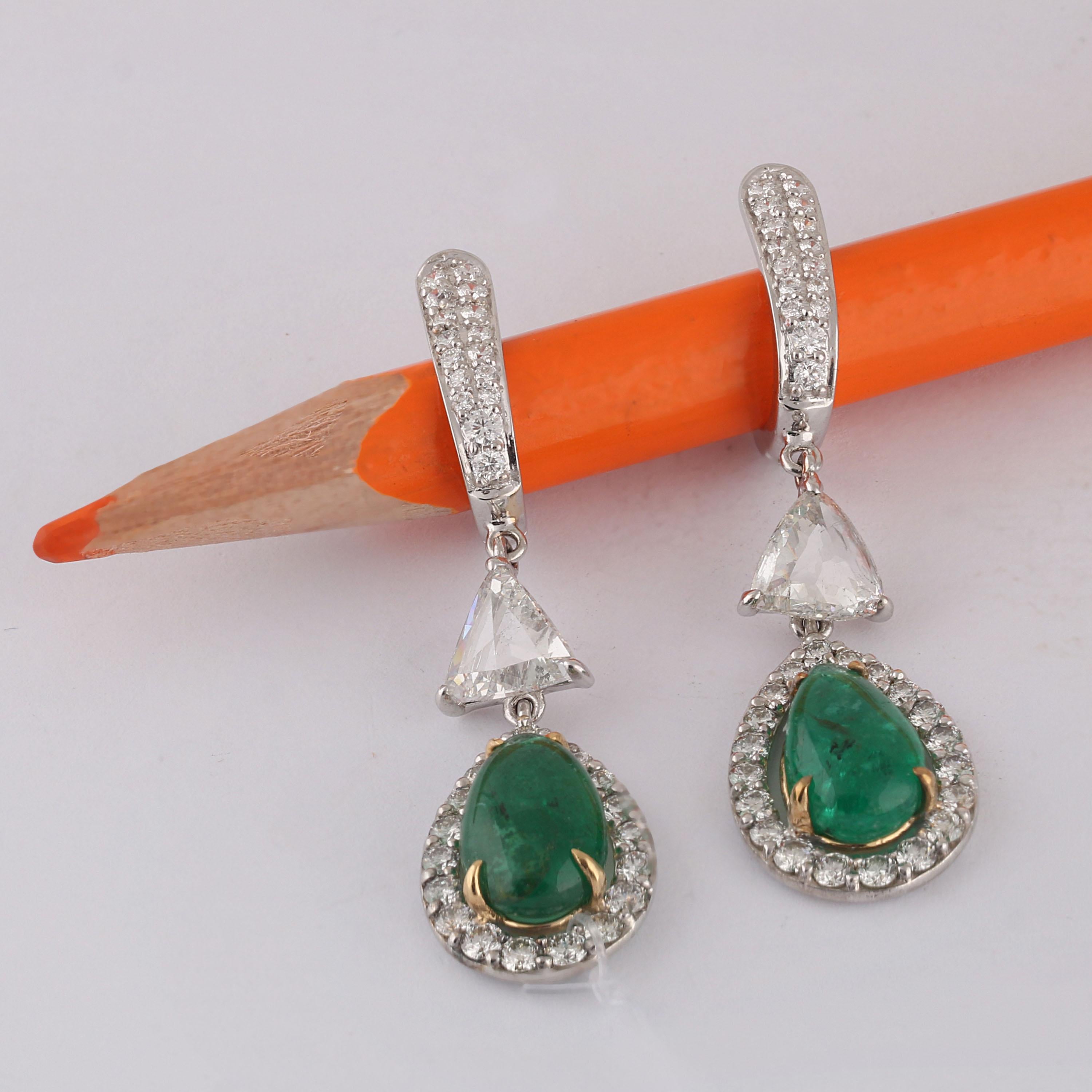 Studio Rêves Rose Cut and Emerald Dangling Earrings in 18 Karat Gold In New Condition For Sale In Mumbai, Maharashtra
