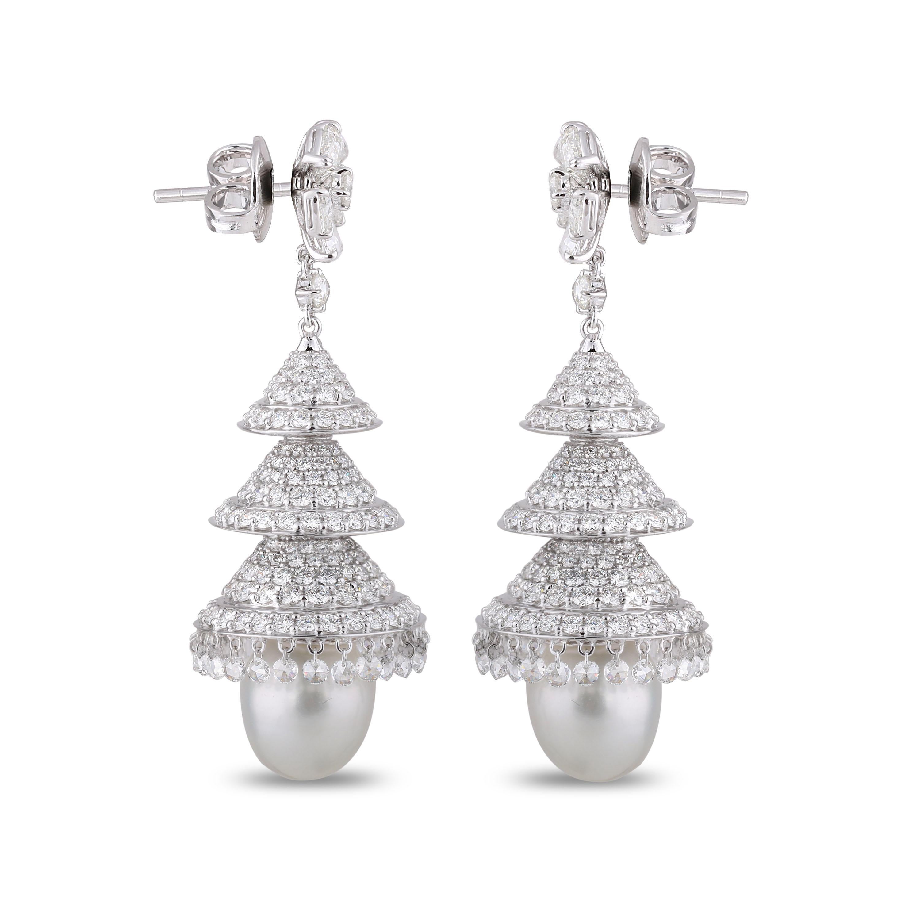 Studio Rêves Rosecut Diamonds and Pearl Chandelier Earrings in 18 Karat Gold In New Condition For Sale In Mumbai, Maharashtra