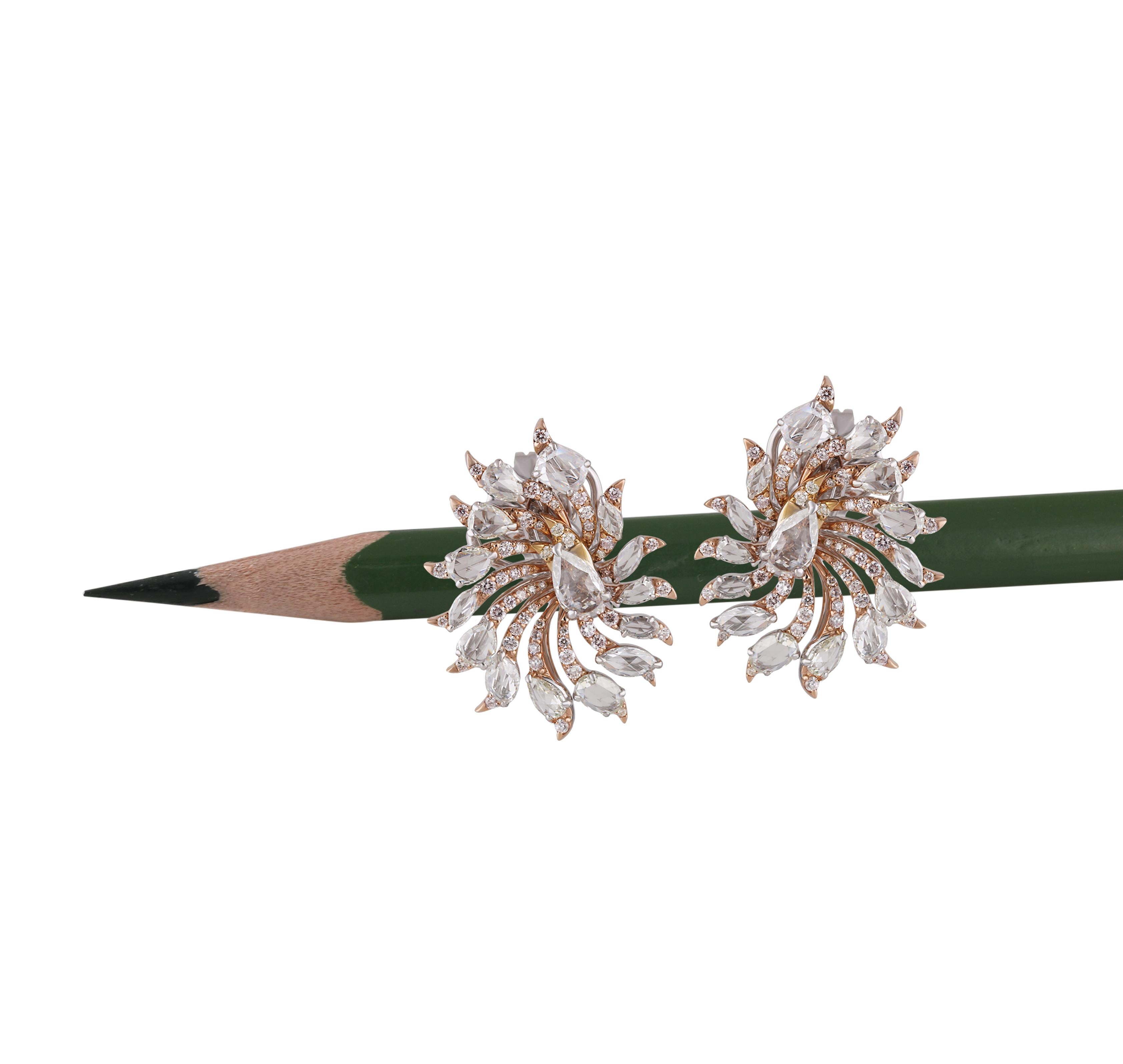 Studio Rêves Rosecut Floret Orecchini con perno in oro 18 carati In condizioni Nuovo in vendita a Mumbai, Maharashtra