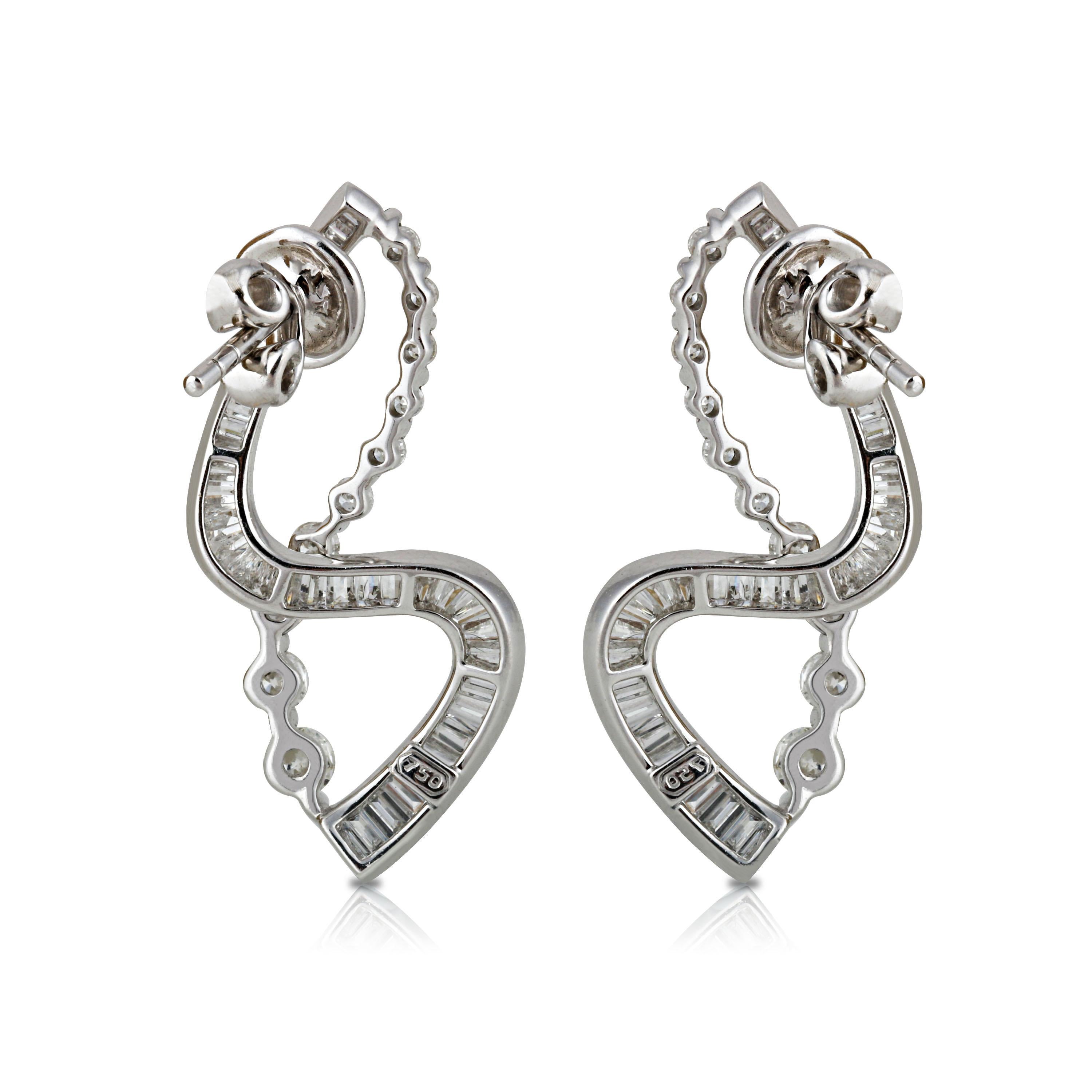 Studio Rêves S-Shaped Diamond Earrings in 18 Karat White Gold (Baguetteschliff)
