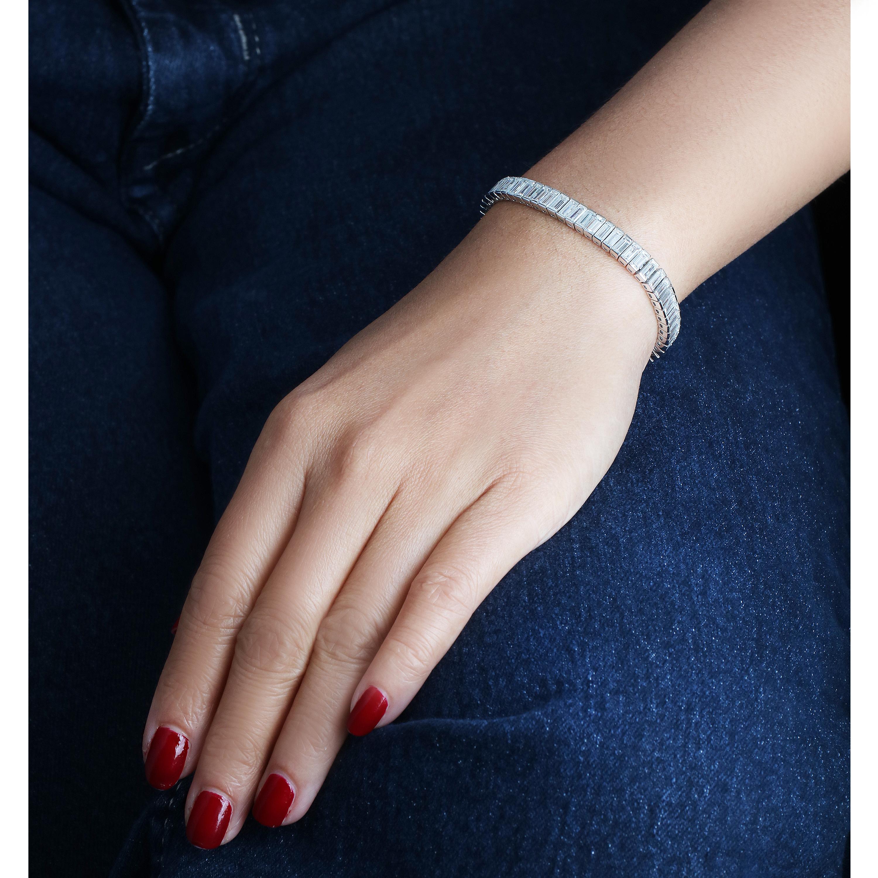 Donna Studio Rêves Sleek Illumina Baguette Tennis Bracelet in 18K White Gold in vendita