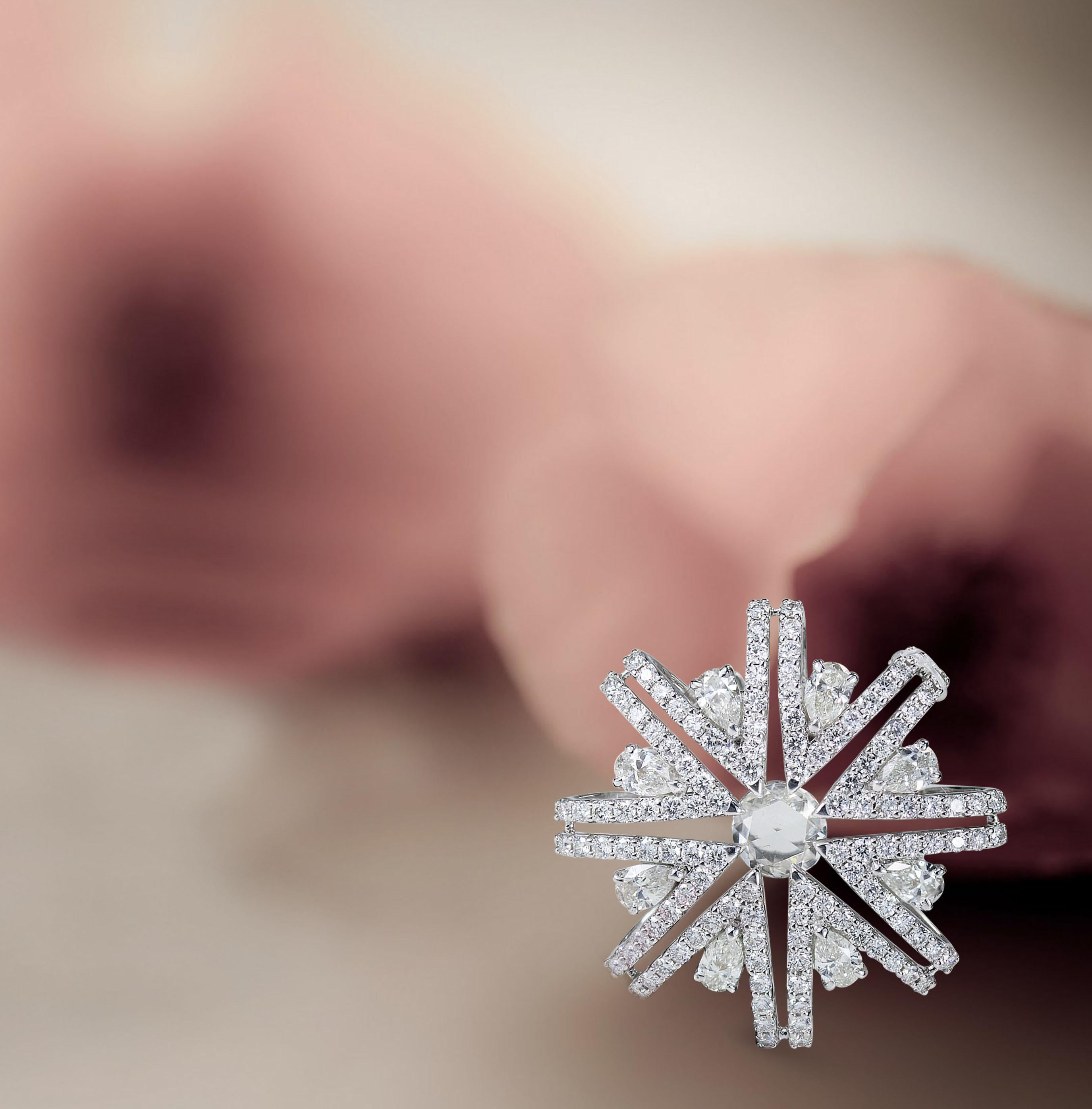 Studio Rêves Snowflakes Pendant in 18 Karat White Gold and Diamonds In New Condition For Sale In Mumbai, Maharashtra