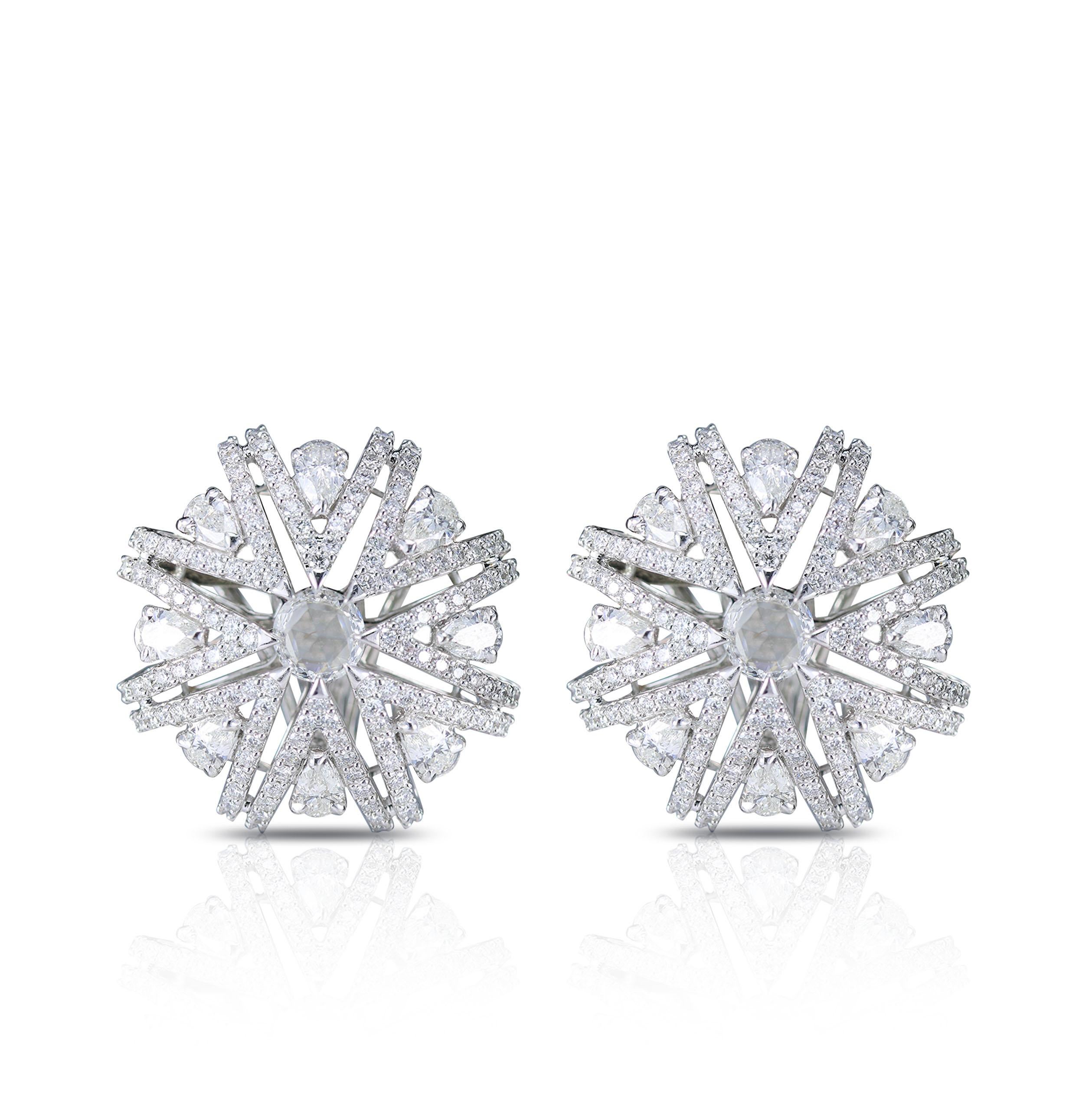 18K white gold and diamond Stud Earrings

Delicate and intricate like a snowflake, this 18K white gold stud earrings is frosted with round and pear brilliant cut and round rosecut diamonds in a prong setting. A standout addition to your festive