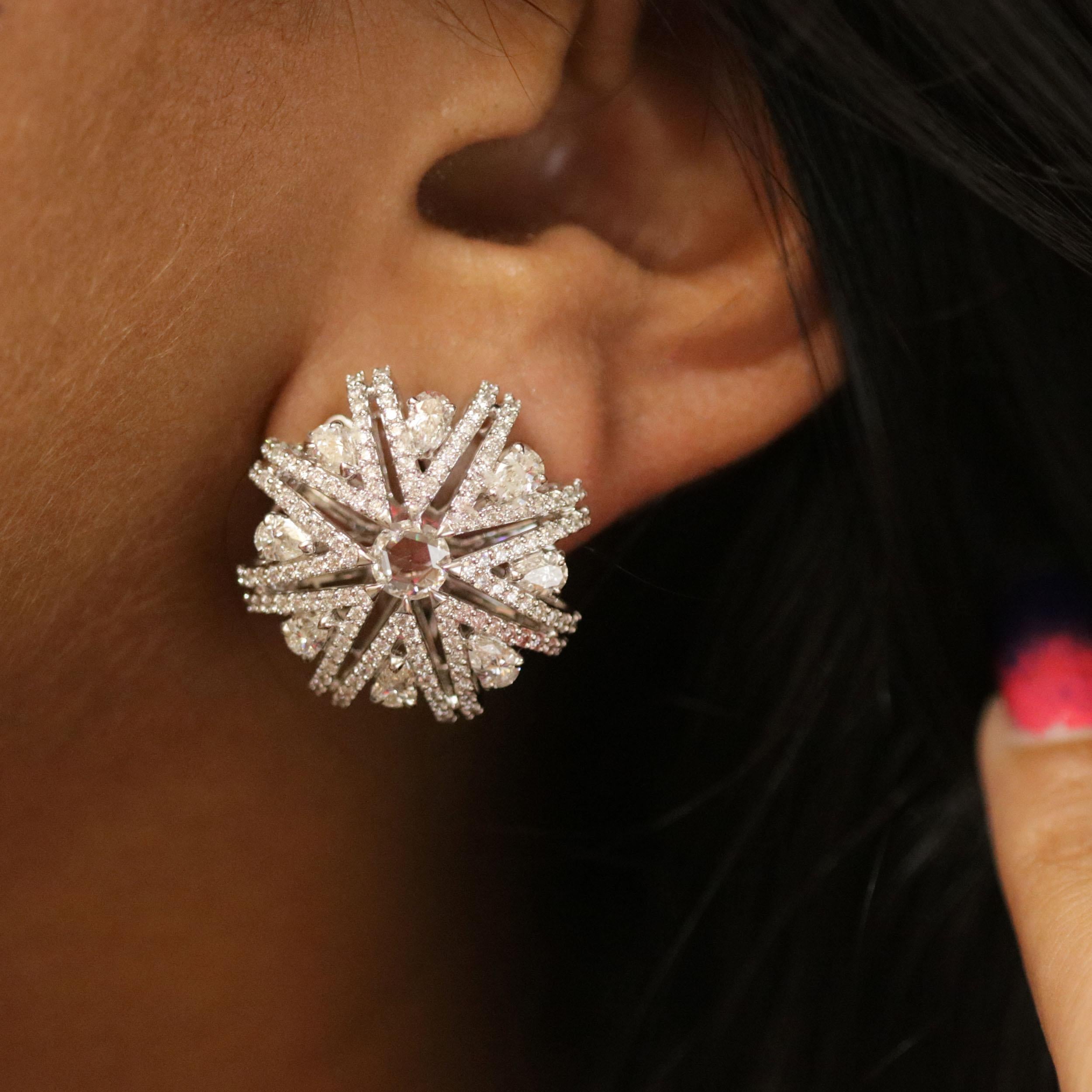 Studio Rêves Snowflakes Stud Earrings in 18 Karat White Gold and Diamonds For Sale 1