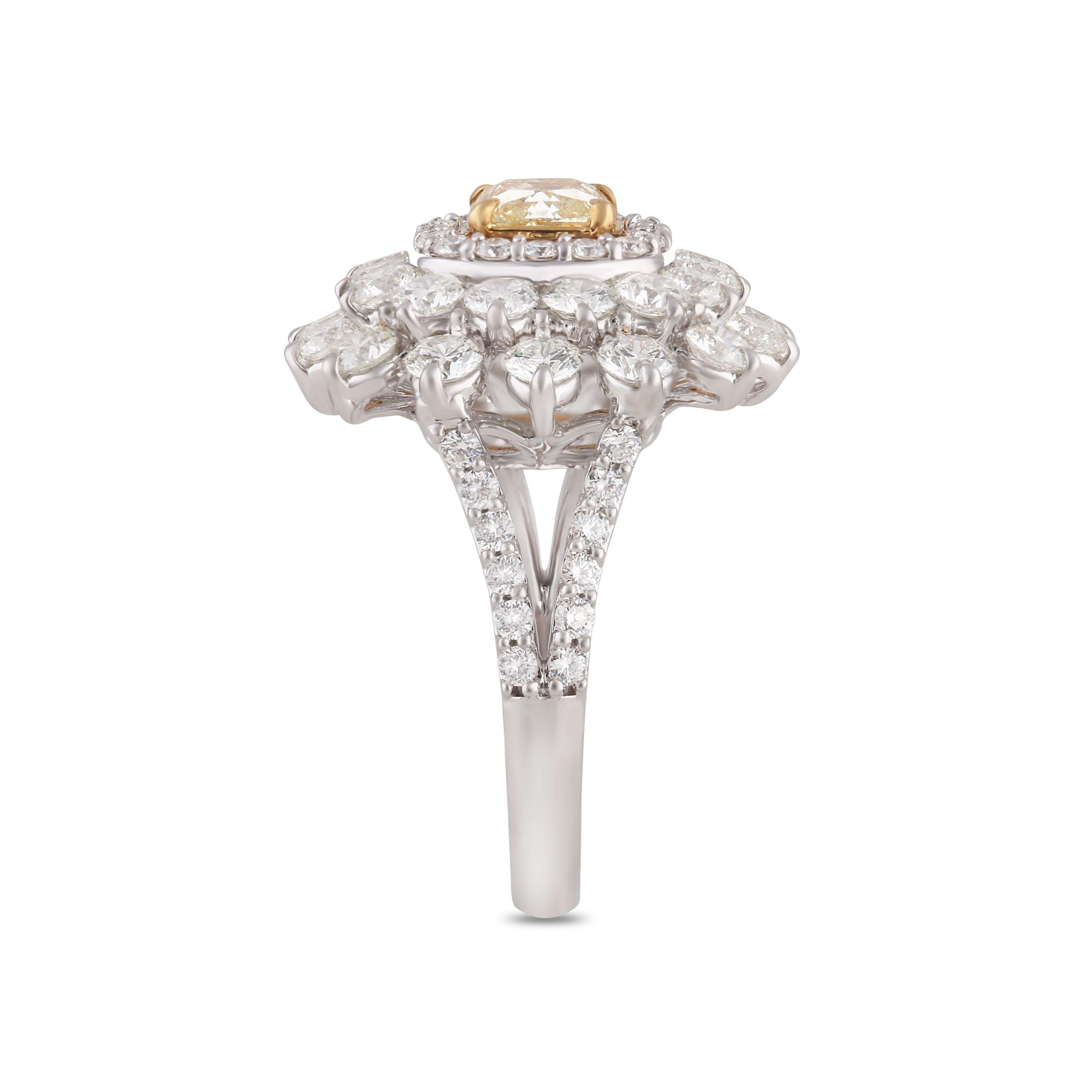 Studio Rêves Starburst Diamond Ring in 18 Karat Gold In New Condition For Sale In Mumbai, Maharashtra