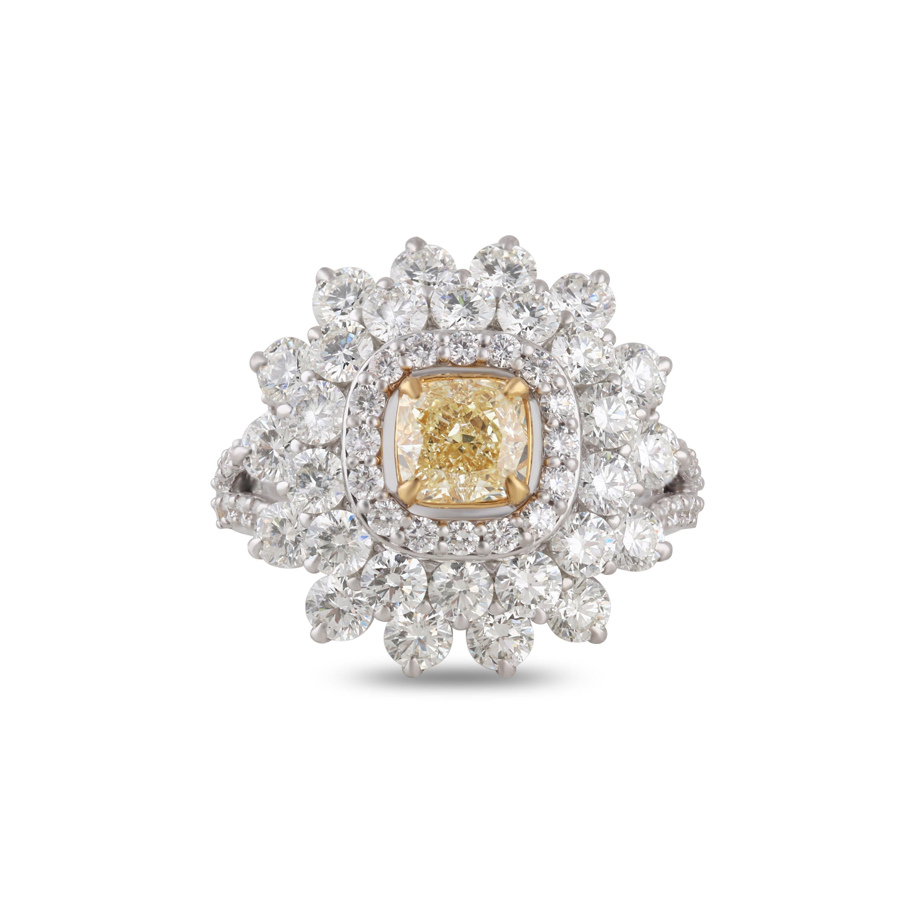 Cushion Cut Studio Rêves Starburst Diamond Ring in 18 Karat Gold For Sale