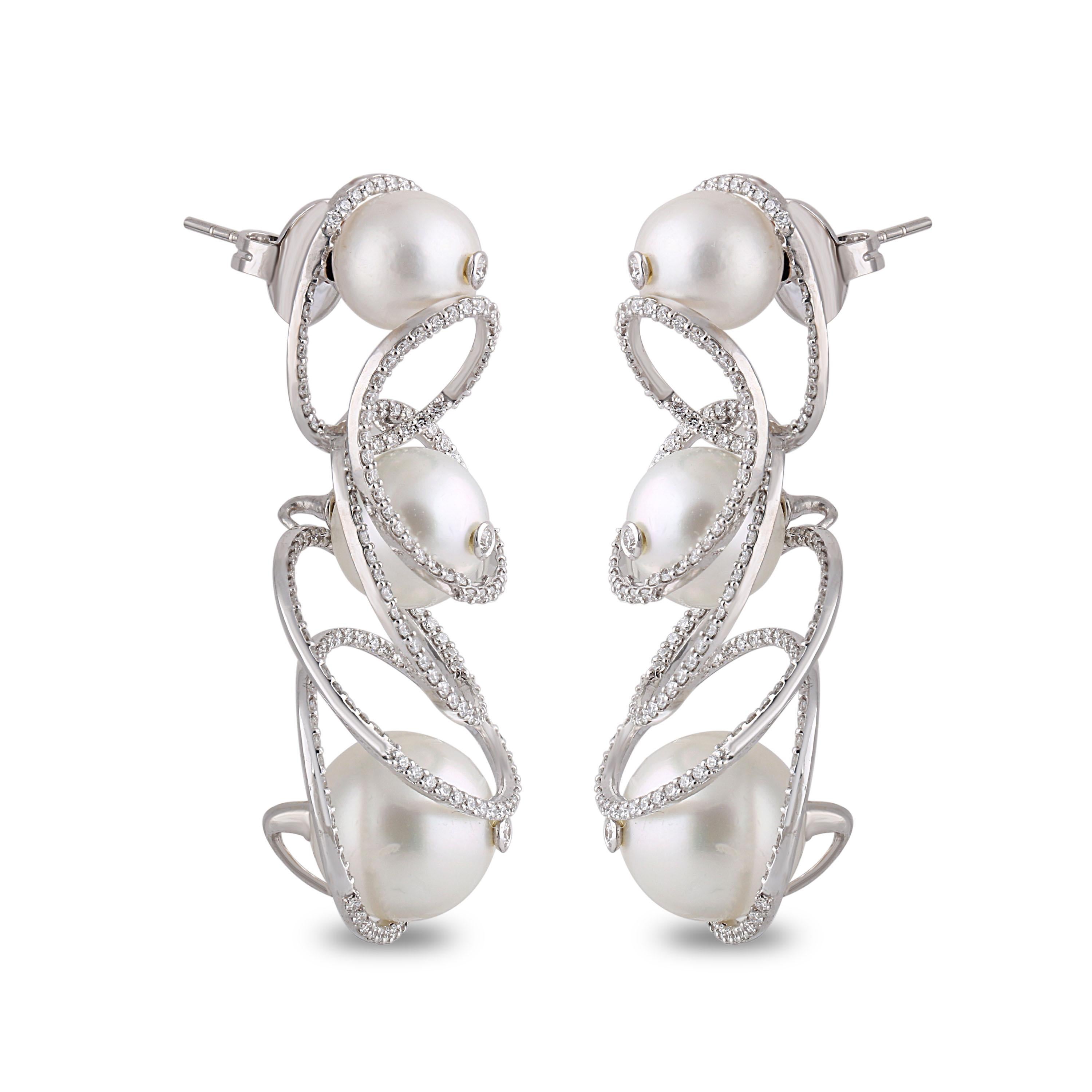 Studio Rêves Swirl Diamond and Pearl Dangling Earrings in 18 Karat White Gold In New Condition For Sale In Mumbai, Maharashtra