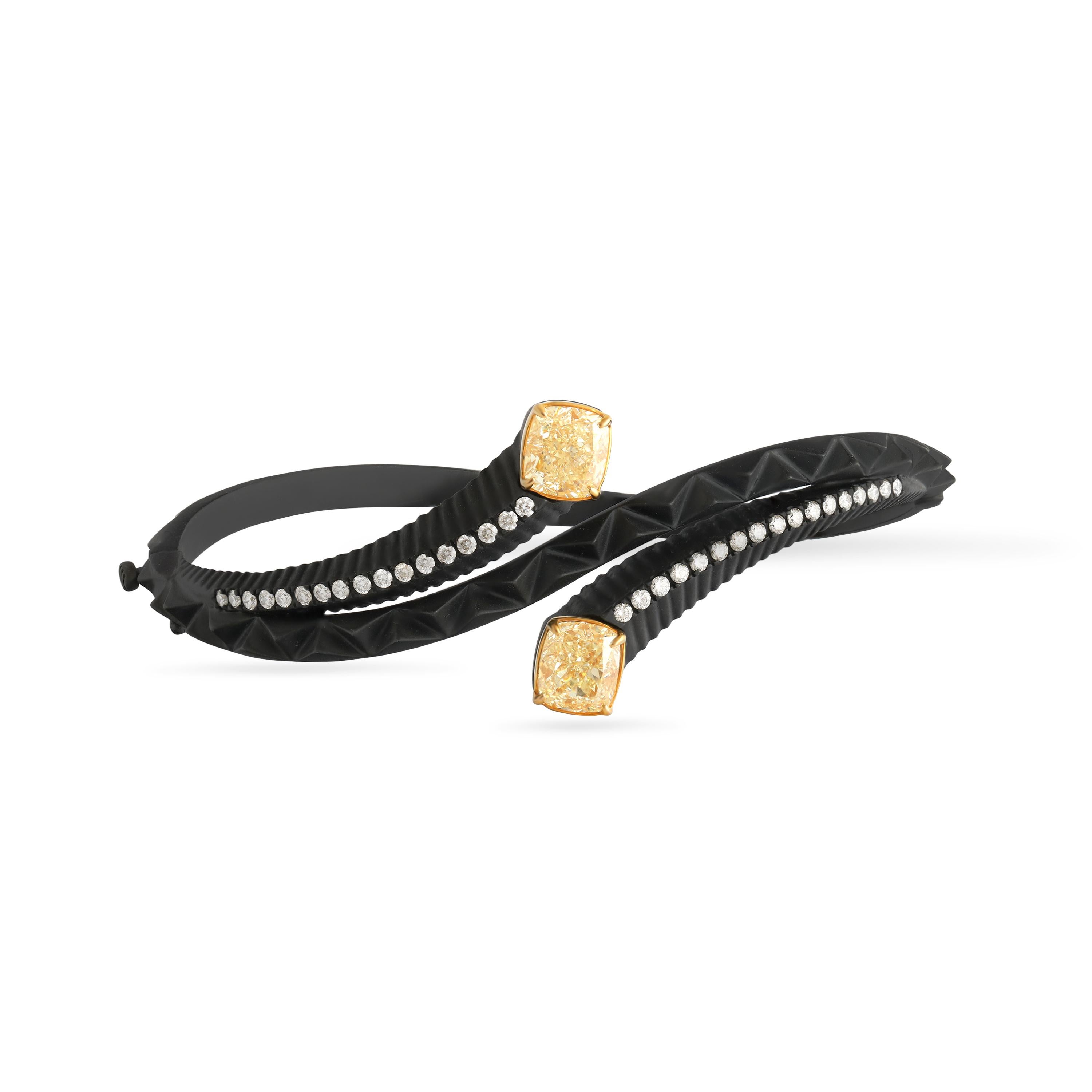 Dove la forza incontra la grazia, questo bracciale Studio Rêves diventa un capolavoro scultoreo. L'audace titanio, scolpito in suggestive linee geometriche, si intreccia senza sforzo con il calore dell'oro giallo 18 carati. Al centro, radiosi