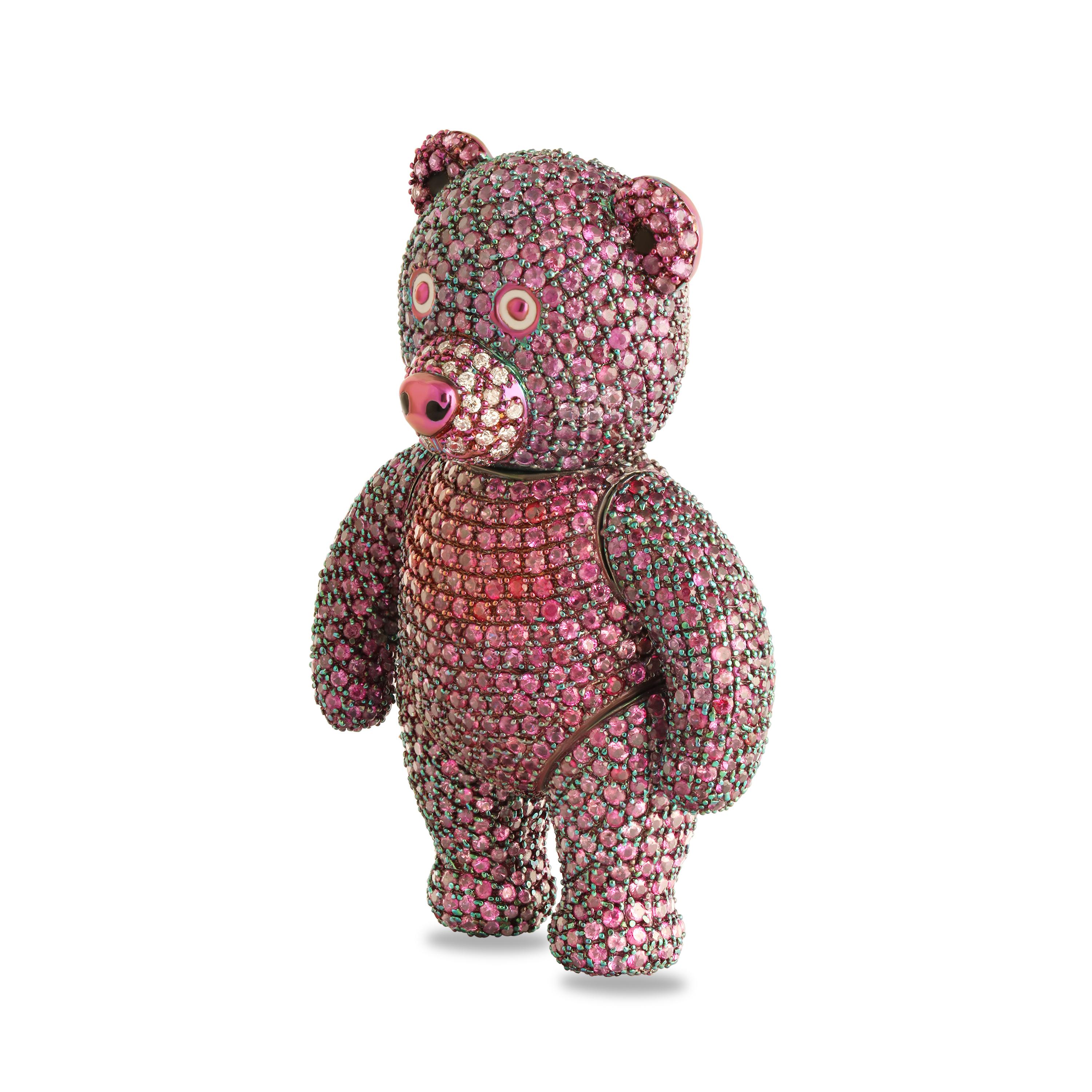 Dieser Unisex-Anhänger von Studio Rêves ist ein kühnes und zugleich raffiniertes Statement, das moderne Kunst verkörpert. Der aus Titan gefertigte Ring ist stabil und leicht und ist mit 20,46 ct runden rosa Saphiren und 0,57 ct funkelnden weißen