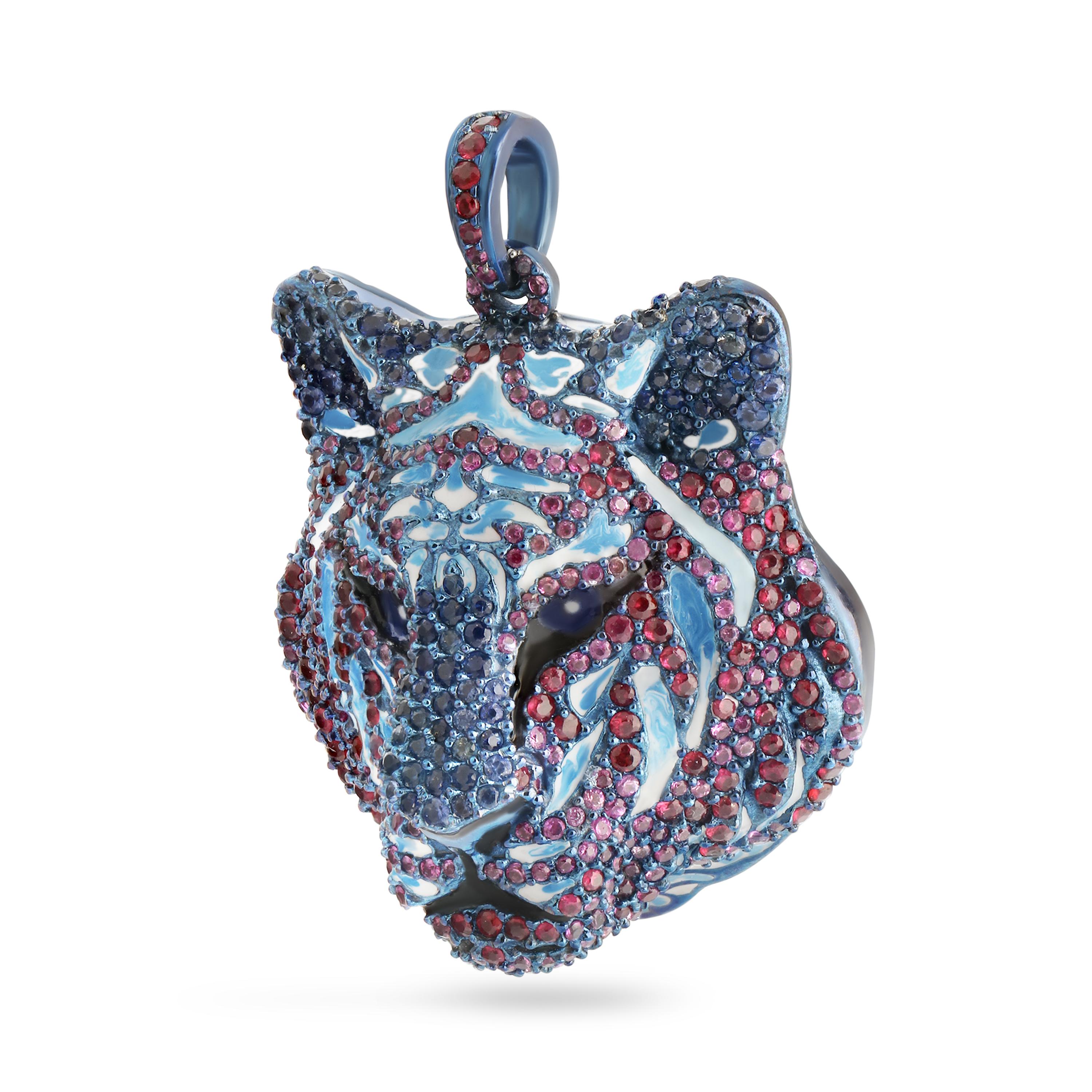 Feroce ma raffinato, questo ciondolo unisex di Studio Rêves cattura lo spirito della tigre con un'arte audace. Meticolosamente realizzato in titanio per garantire resistenza e leggerezza, è incastonato con 4,806 carati di vividi zaffiri rosa, blu e