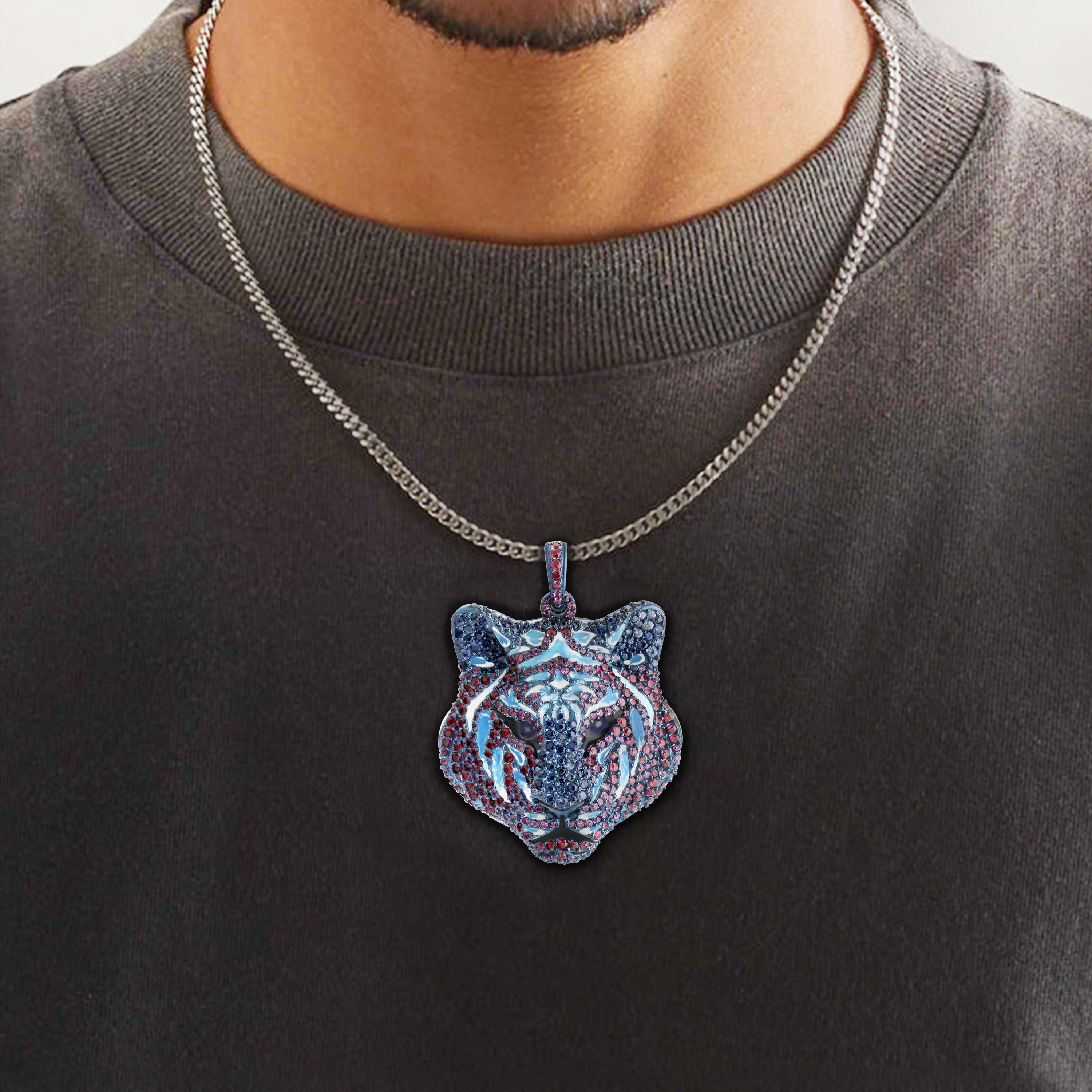 Studio Rêves Ciondolo Unisex Tigre in Titanio con Zaffiri Rosa, Blu e Rubino in vendita 2