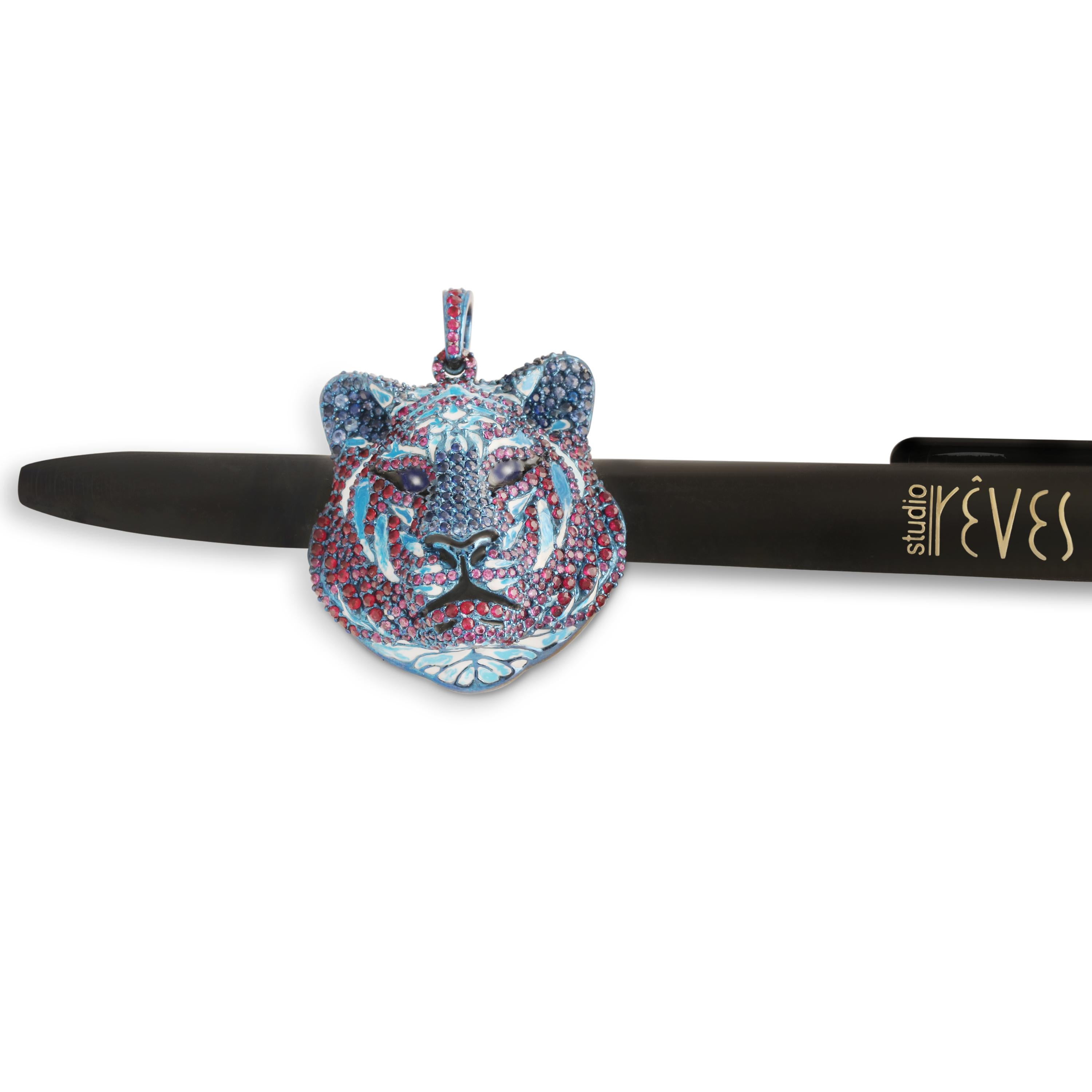 Studio Rêves Ciondolo Unisex Tigre in Titanio con Zaffiri Rosa, Blu e Rubino in vendita 3