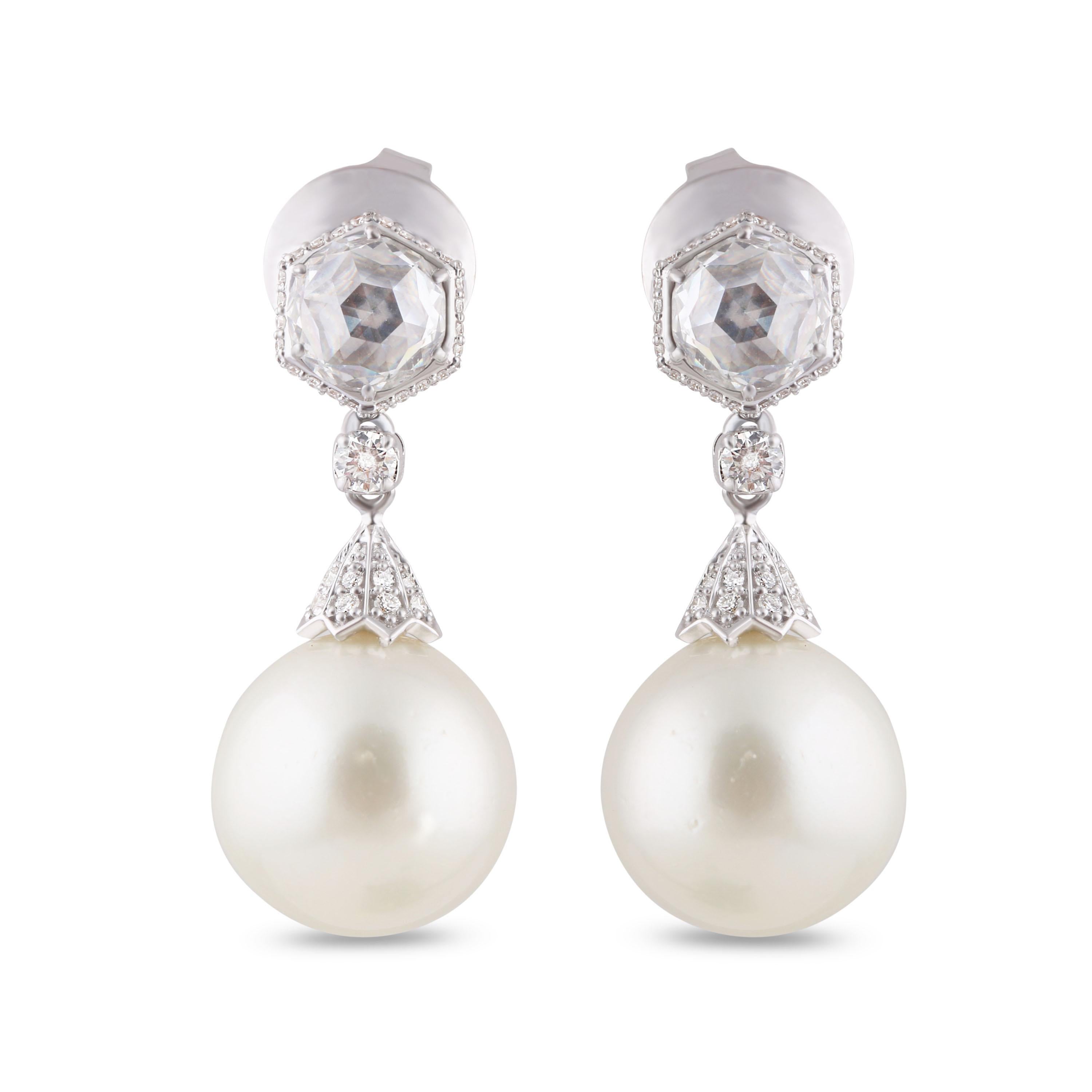 Studio Rêves Vintage Drop Earrings with Diamonds and Pearls in 18 Karat Gold In New Condition For Sale In Mumbai, Maharashtra