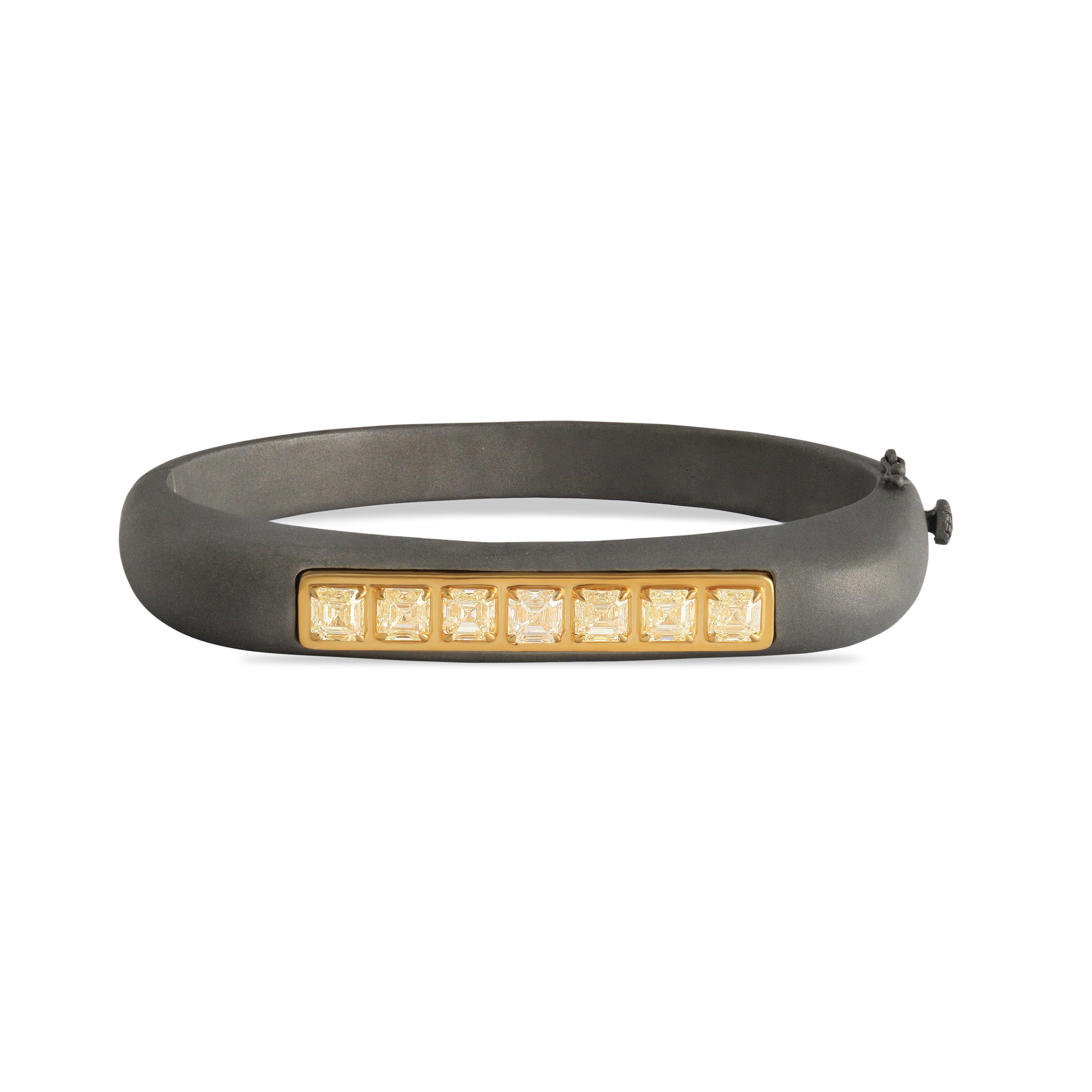 Témoignage d'une sophistication moderne, ce bracelet Studio Rêves marie la solidité du titane à la chaleur de l'or jaune et blanc 18 carats. Sept diamants jaunes de taille Asscher (3,506 cts) sont méticuleusement sertis dans un élégant panneau doré,