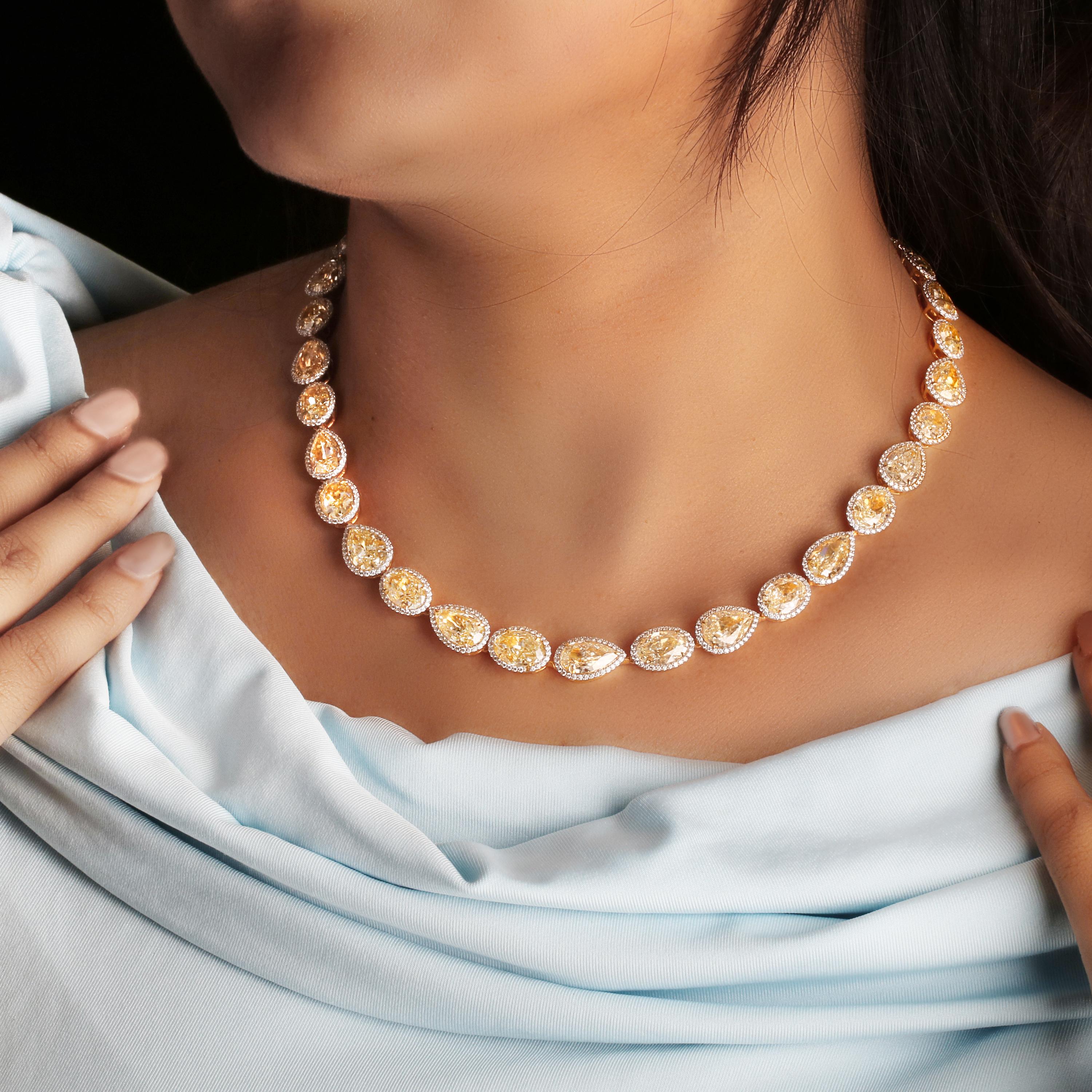Studio Rêves Collar de diamantes amarillos con halo de diamantes blancos en oro de 18k Moderno en venta