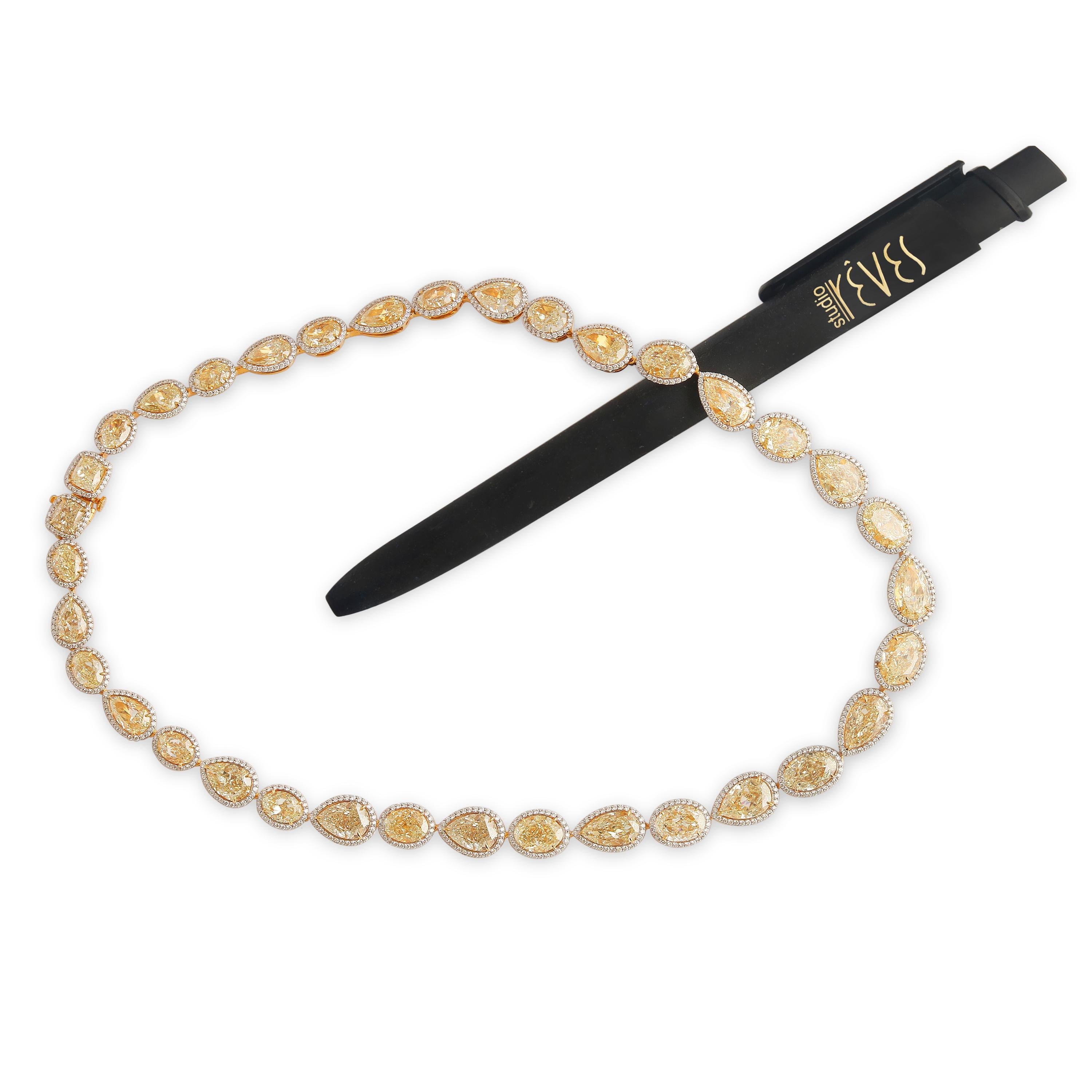 Studio Rêves Collar de diamantes amarillos con halo de diamantes blancos en oro de 18k Corte oval en venta