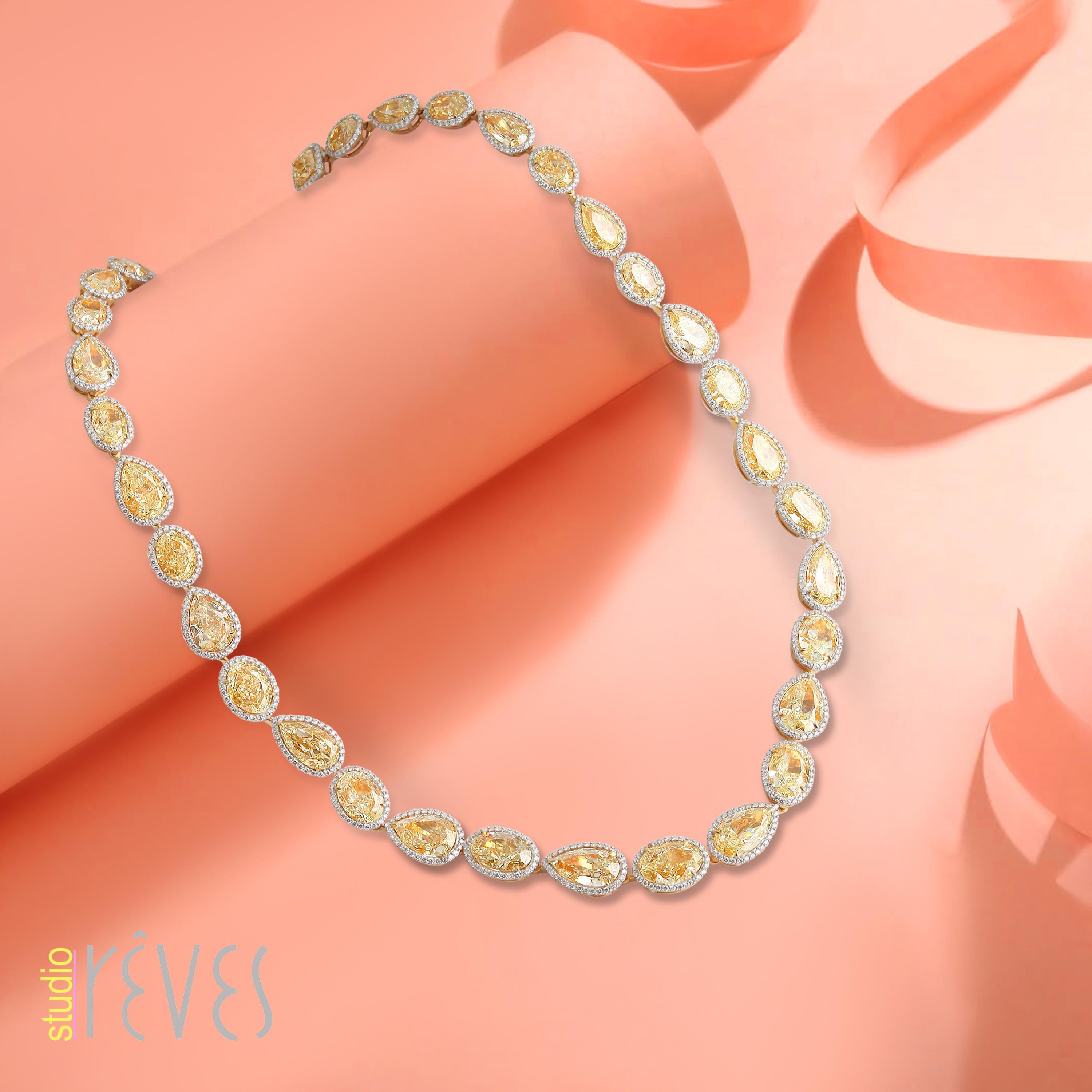 De las mujeres Studio Rêves Collar de diamantes amarillos con halo de diamantes blancos en oro de 18k en venta
