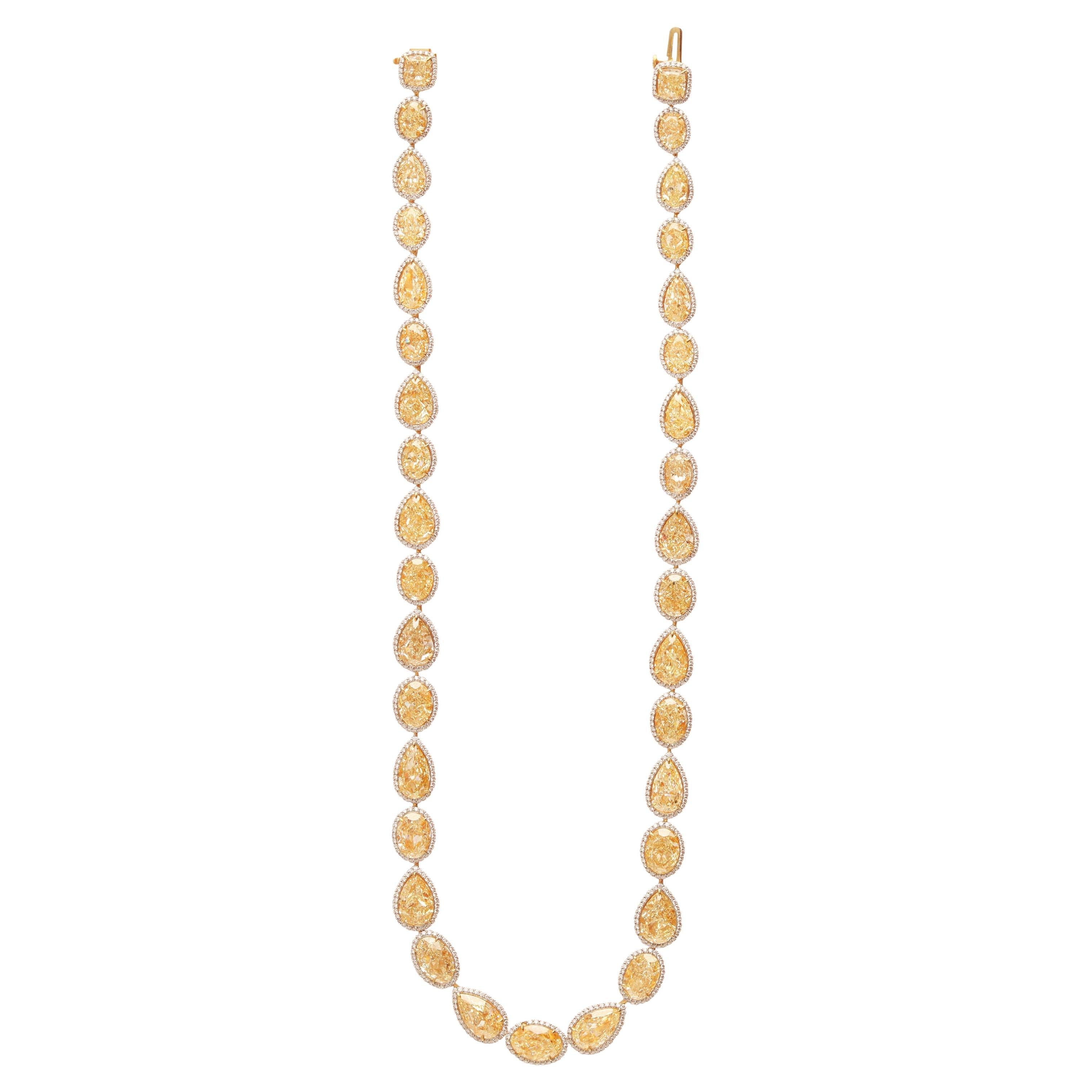 Studio Rêves Collar de diamantes amarillos con halo de diamantes blancos en oro de 18k en venta