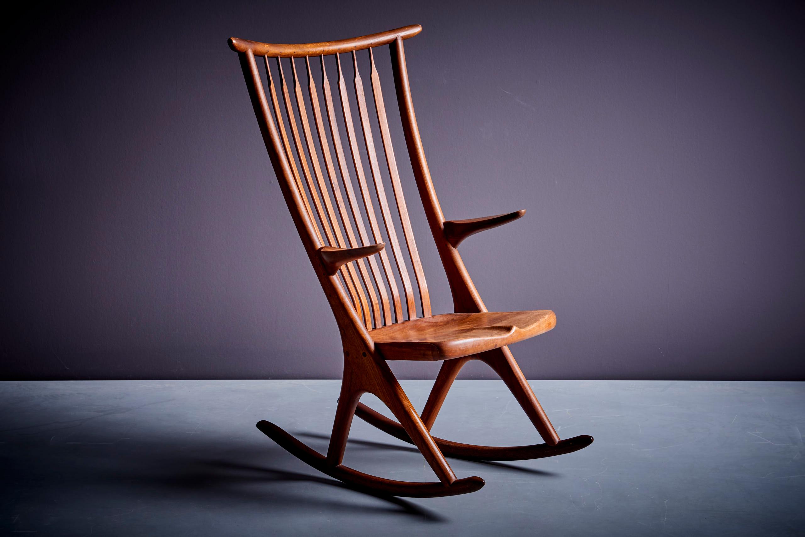 Von Richard Harrison entworfener, handgefertigter Studio-Schaukelstuhl. Dieser bemerkenswerte, leichte und skulpturale Stuhl ist aus Nussbaumholz gefertigt. Der Stuhl hat schöne Verbindungen und ist in einem perfekten Zustand.
R. Harrison wurde