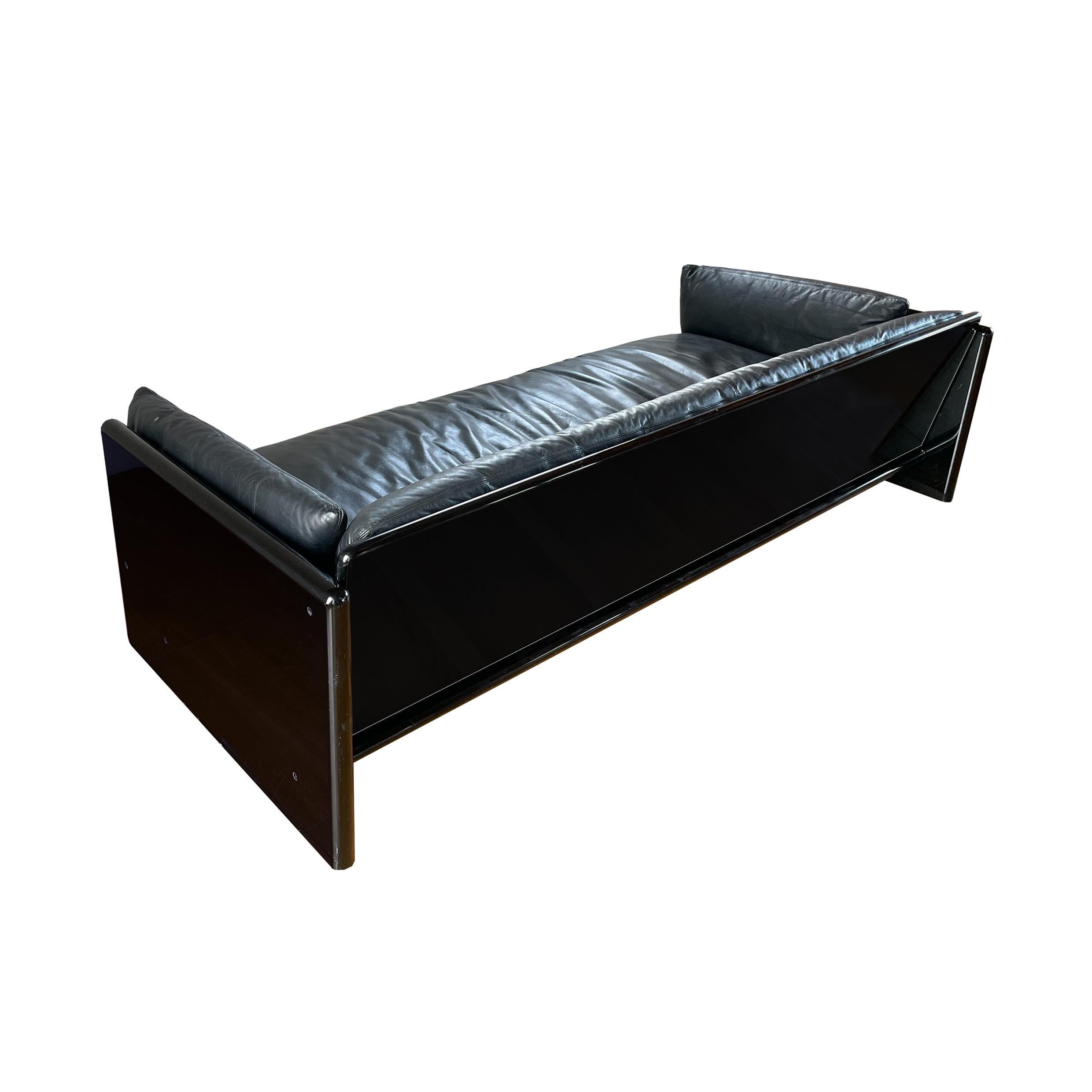 Mid-Century Modern Studio Simon Canapé trois places minimaliste en cuir noir 