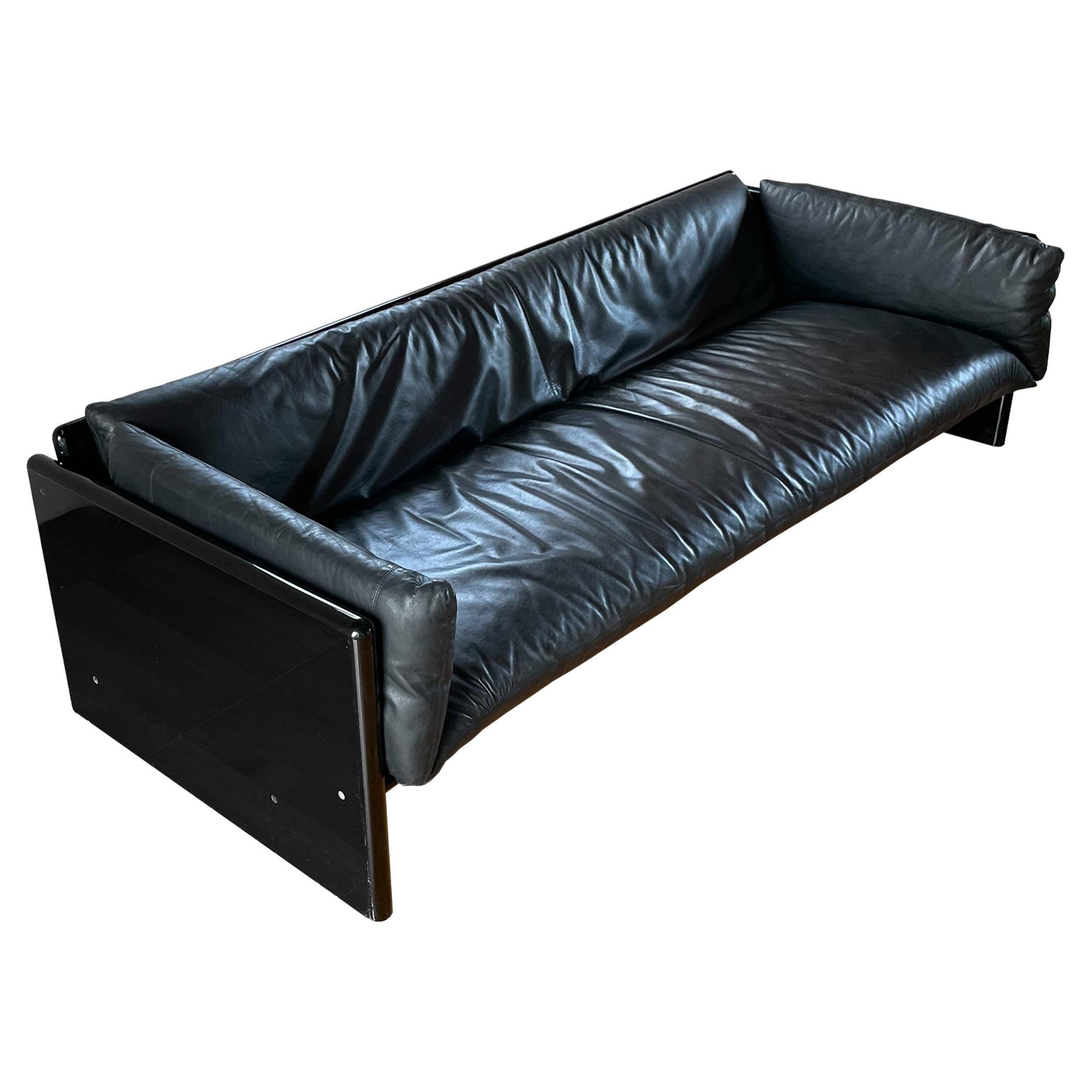 Studio Simon Canapé trois places minimaliste en cuir noir "Simone", Italie, 1975 en vente