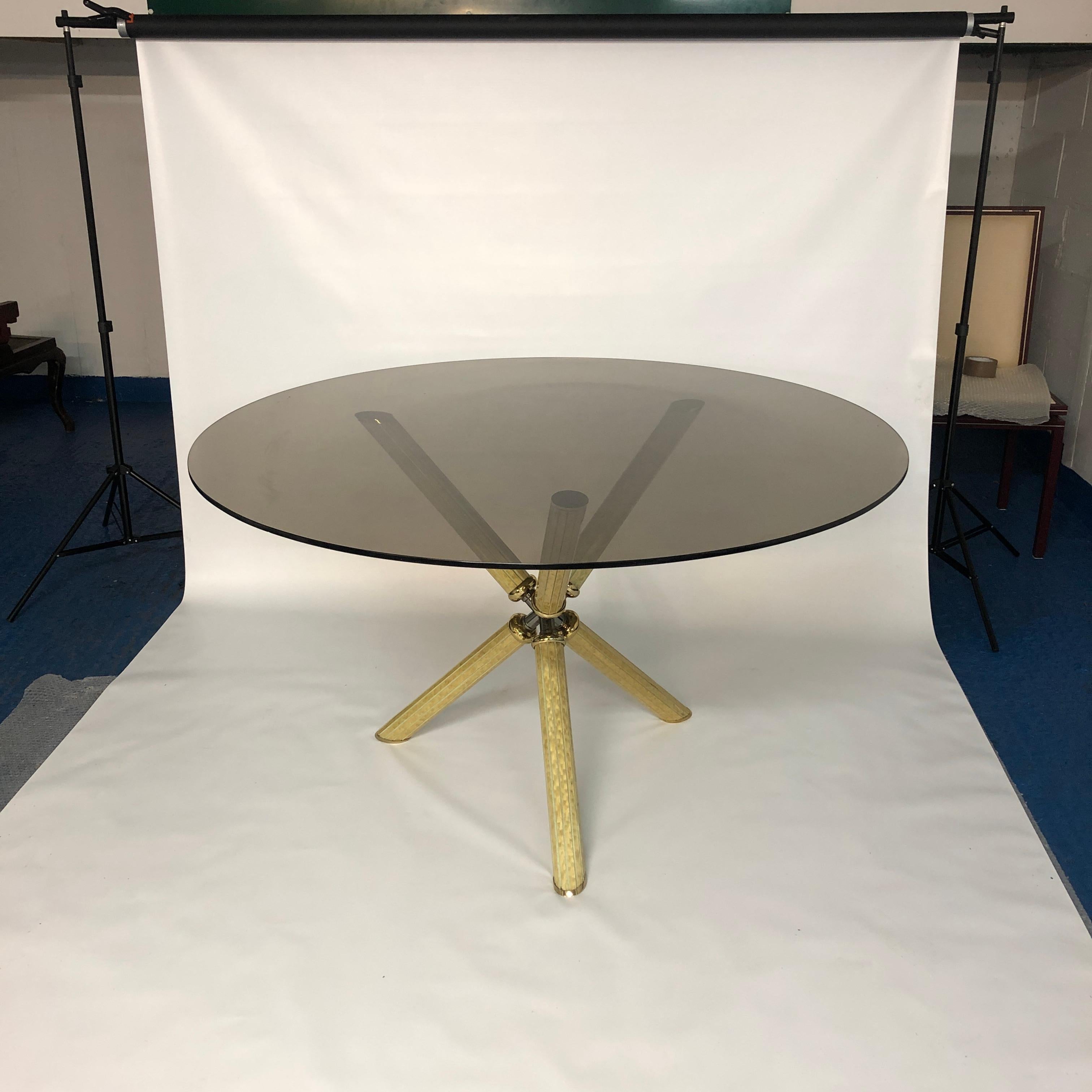 Table de salle à manger circulaire de Fabrizio Smania. La base est formée par un socle tubulaire strié en forme de Y-X dans une teinte jaune d'or/citron vert saisissante, interconnecté avec des raccords chromés et plaqués laiton, qui soutient le