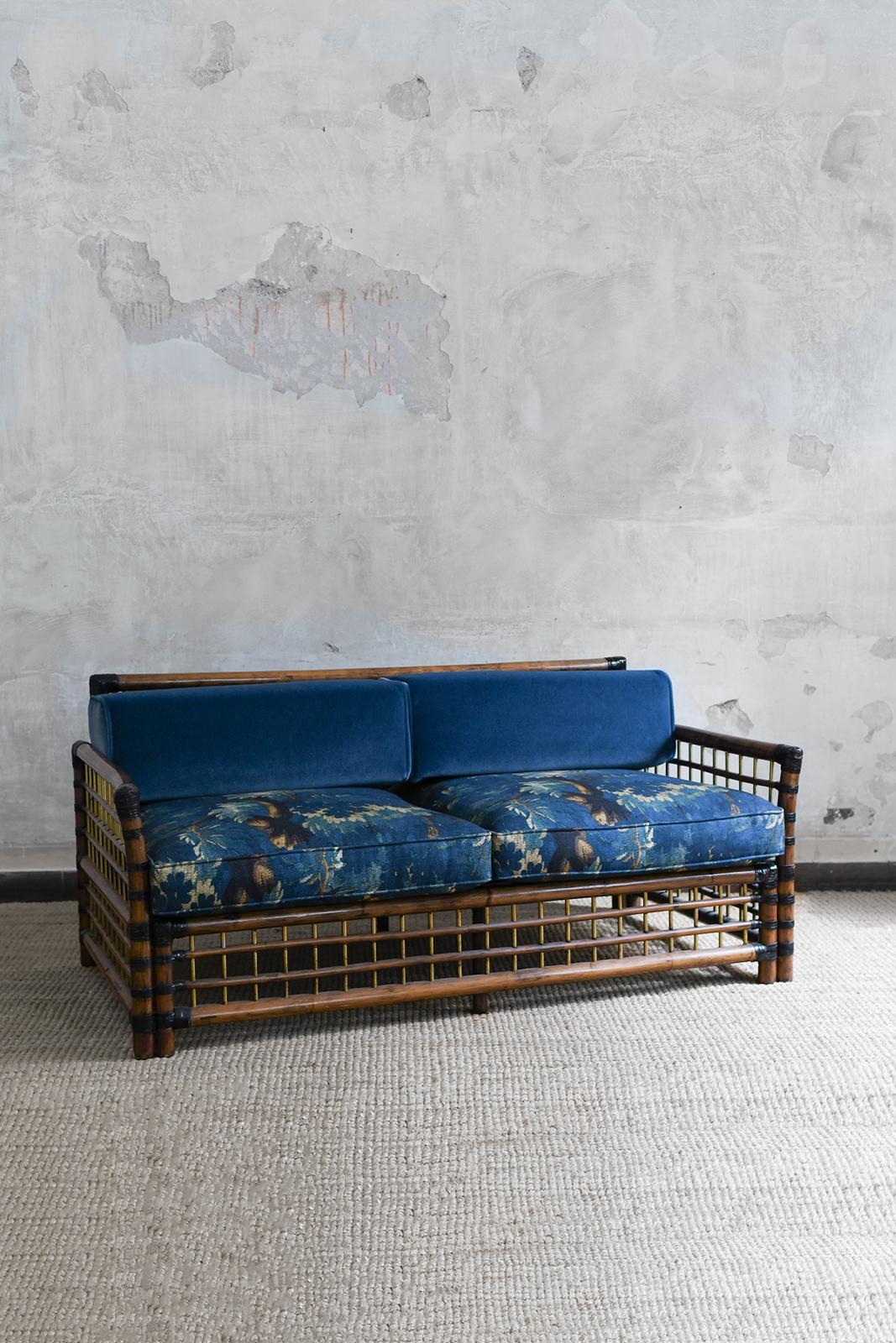 Canapé Studio Smania Marengo, Italie 1970
Détails du produit
Fabriqué en canne indienne et en laiton, avec des reliures en cuir.
Comprend des coussins en tissu Dedar - 