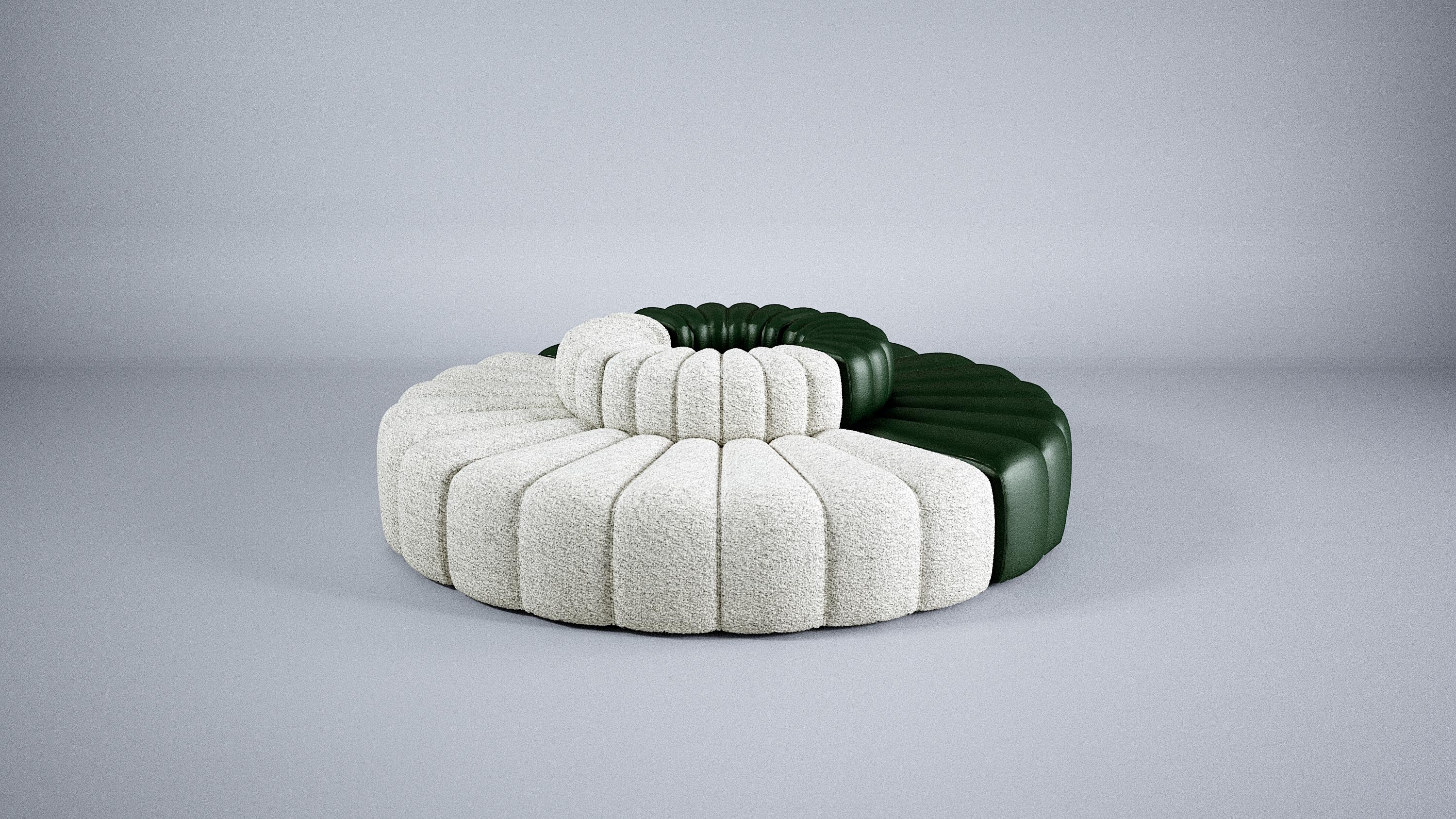 Studio sofa von Kristian Sofus Hansen & Tommy Hyldahl für Nor11

Aufbau 6 (4 x Kurve):
Maße: B. 250 cm / T. 250 cm / H. 70 cm / SH. 47 cm

2 x Kurve Barnum Bouclé 24
2 x Kurvenleder grün 

Modulares Sofa: stellen Sie verschiedene Module zusammen, um