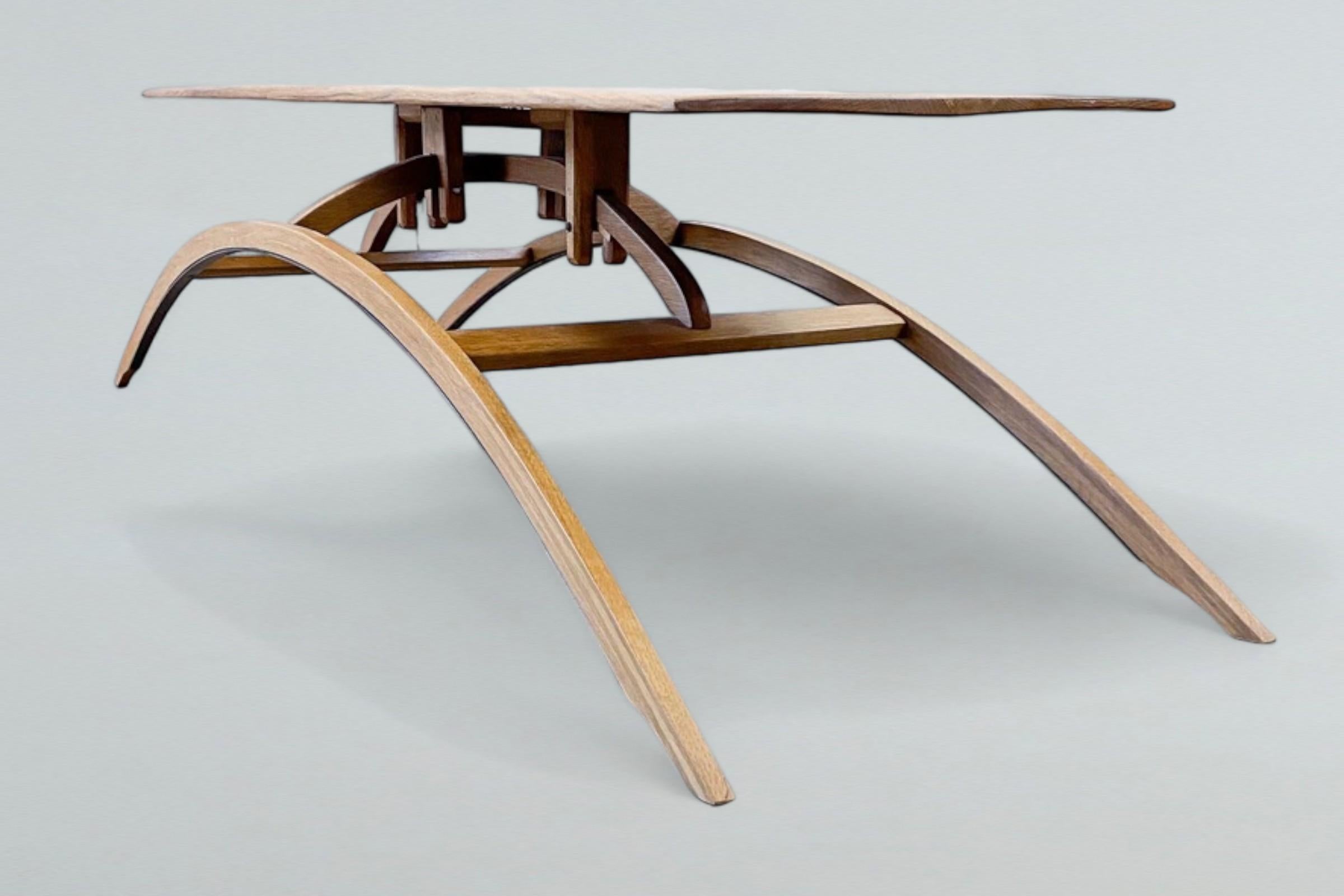 Scandinave moderne Table basse unique en chêne blanc à pieds araignées Studio Craft, vers 1980 en vente