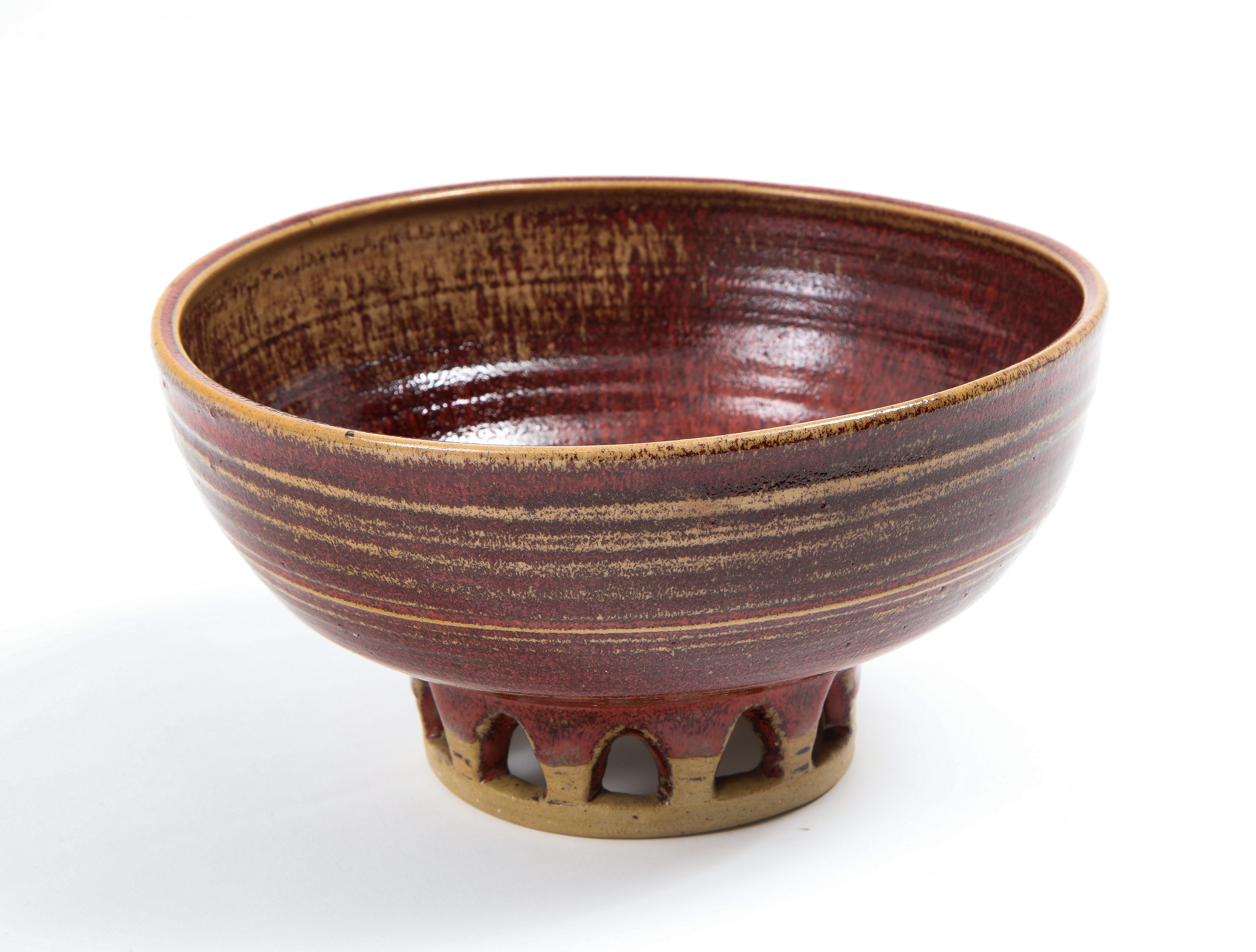 Studio Stoneware Bowl with Pedestal Base in Rich Oxblood Glaze, USA 1960's In Good Condition In New York, NY