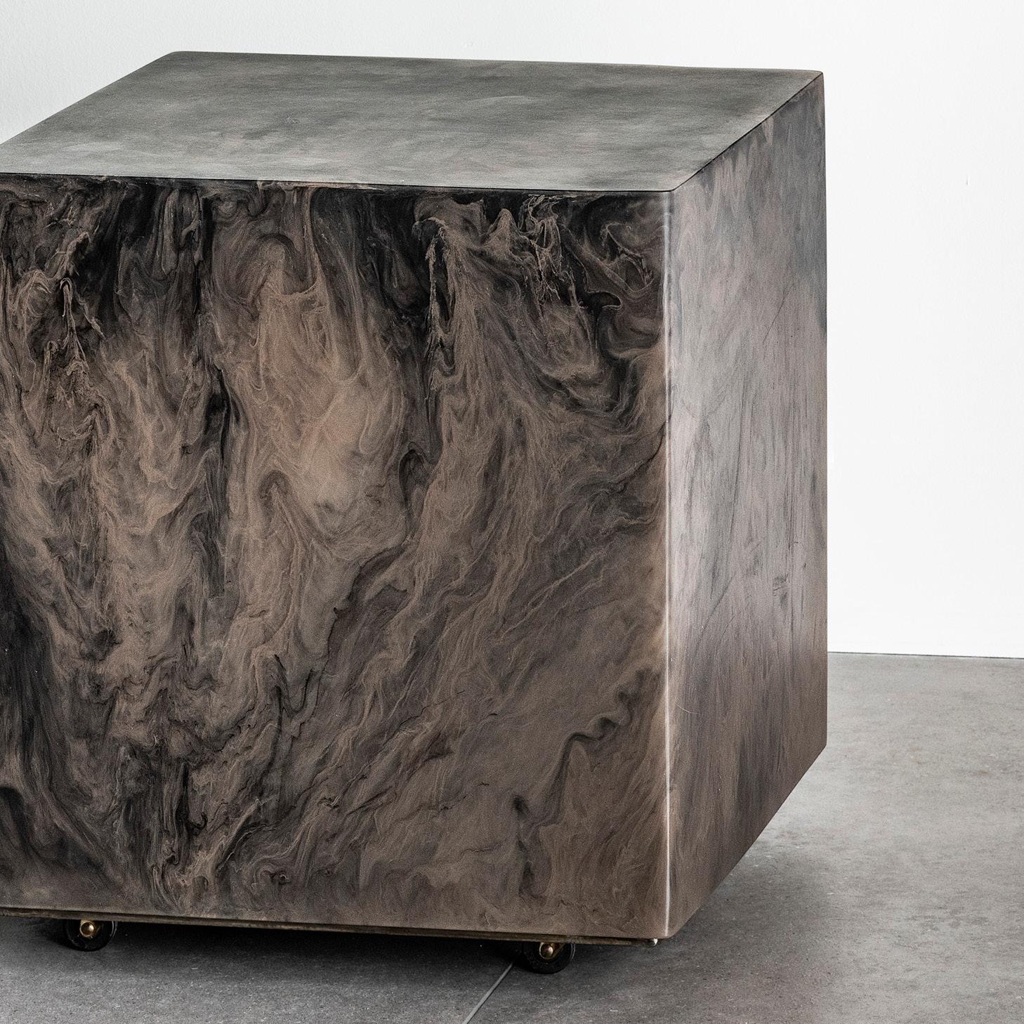 Studio Sturdy Chief Square Beistelltisch - Lehm mit schwarzem Marmorharz (Moderne) im Angebot